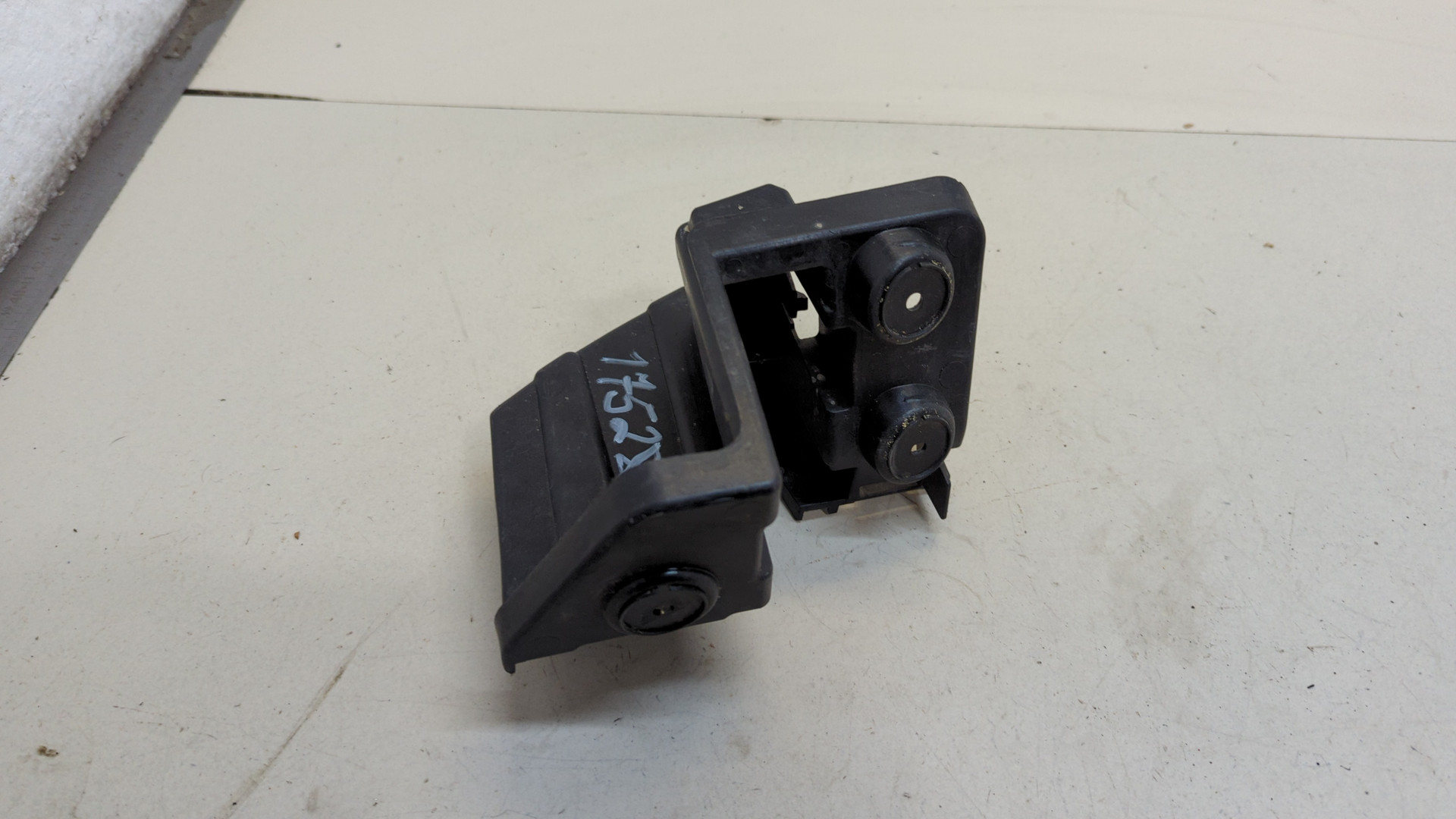 Кронштейн заднего бампера левый