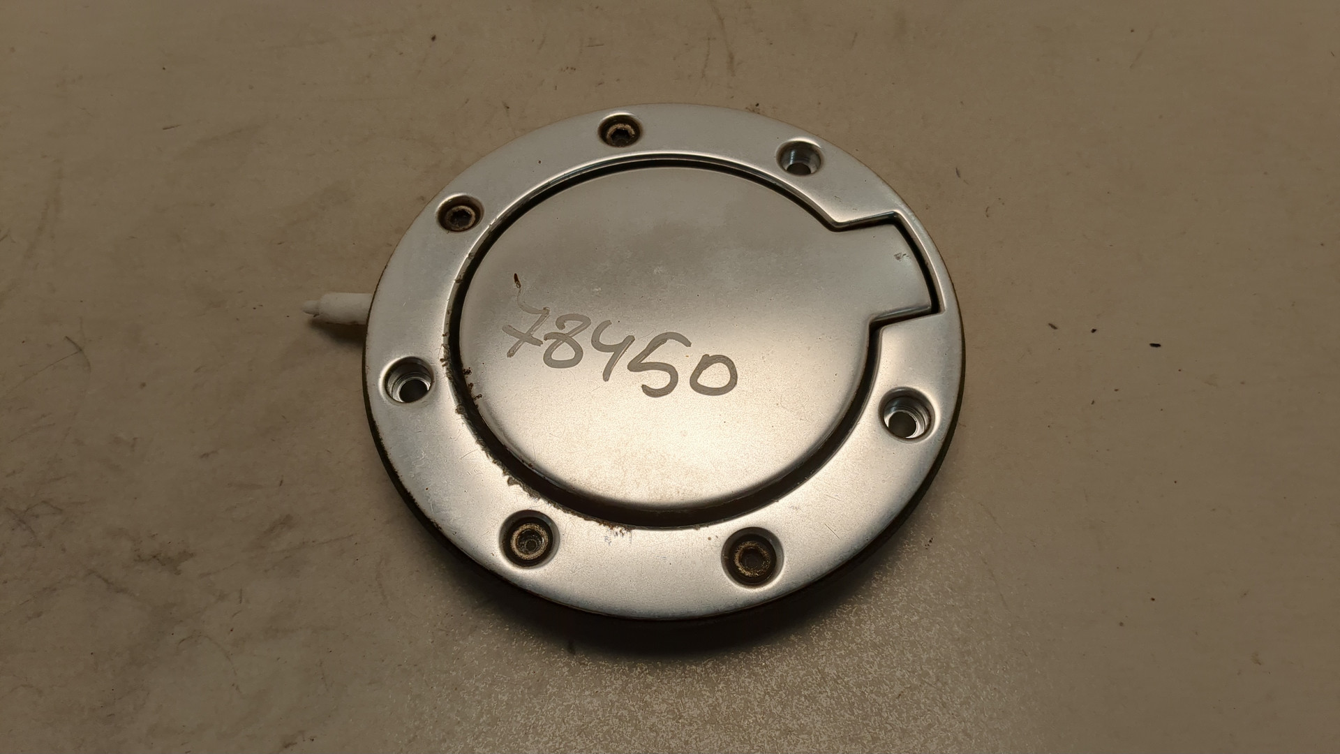 Лючок бензобака