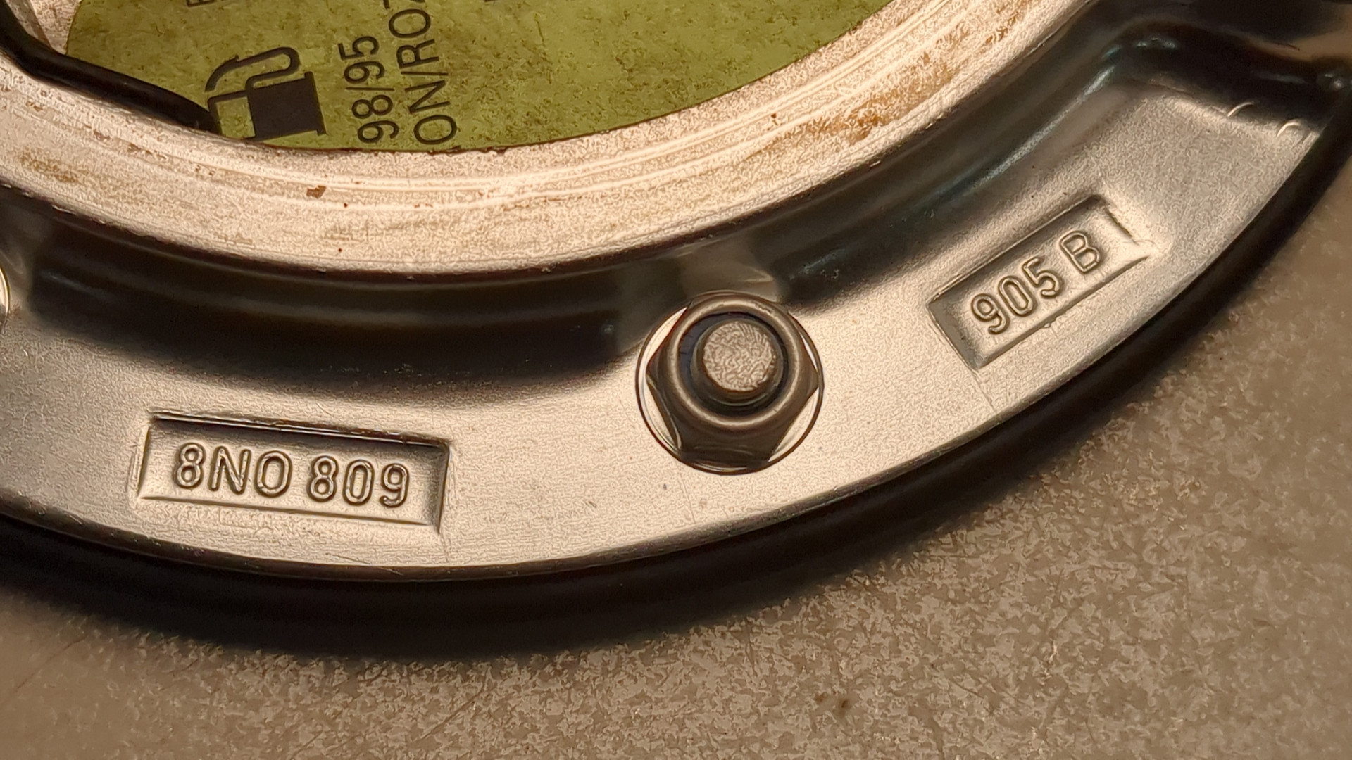 Лючок бензобака