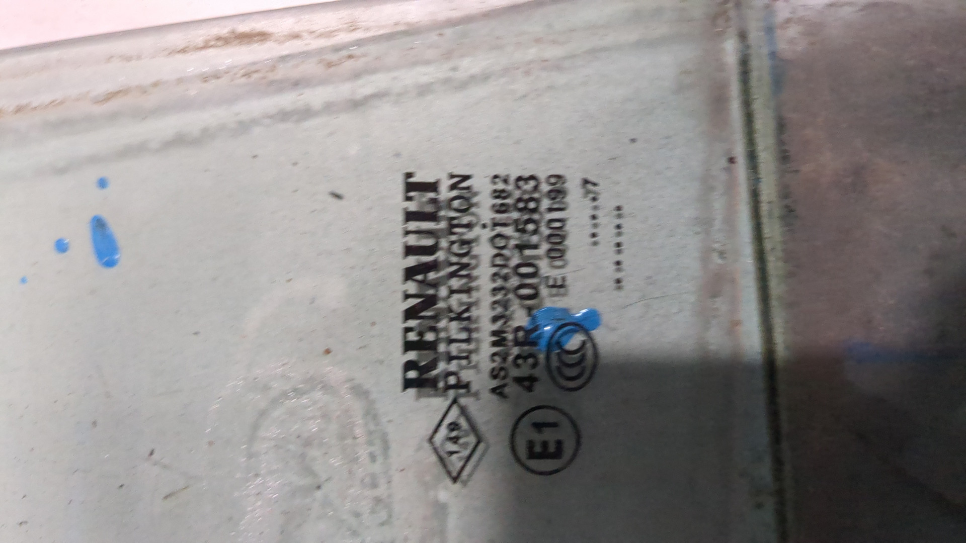 Стекло двери задней правой