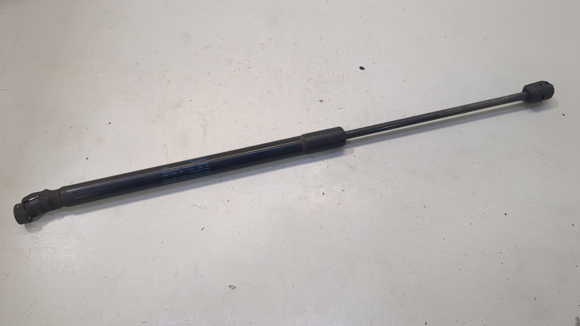 Амортизатор капота