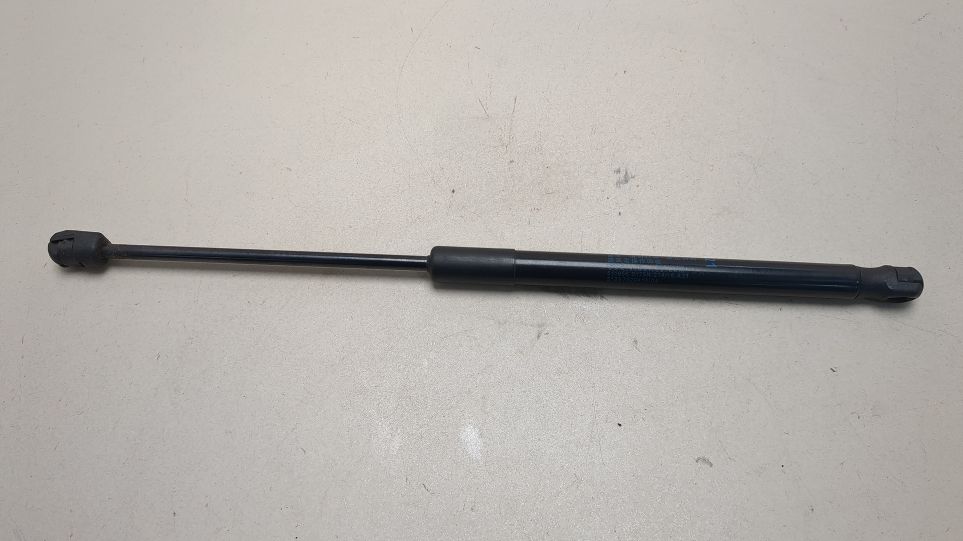 Амортизатор капота