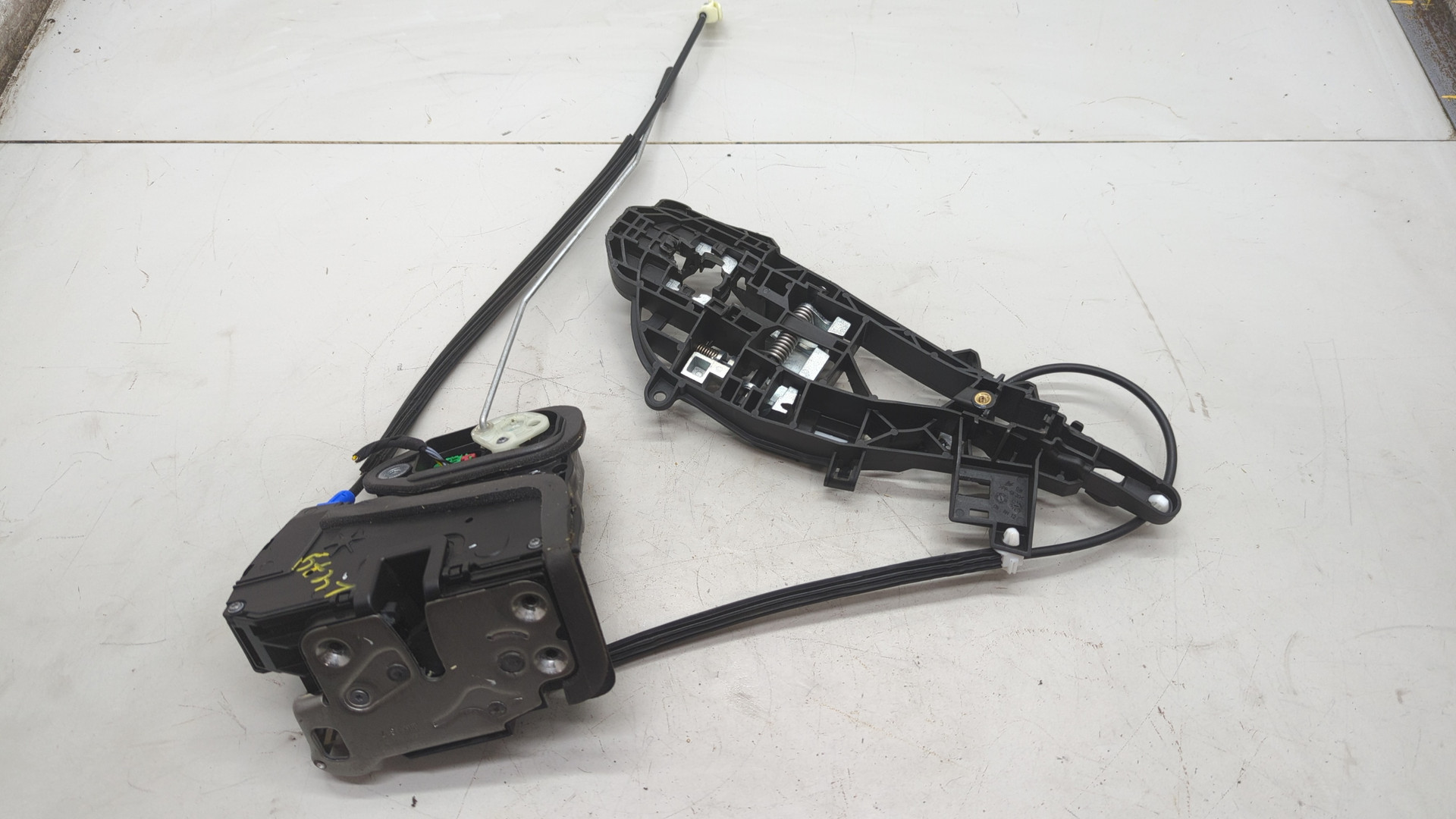 Замок двери передней правой