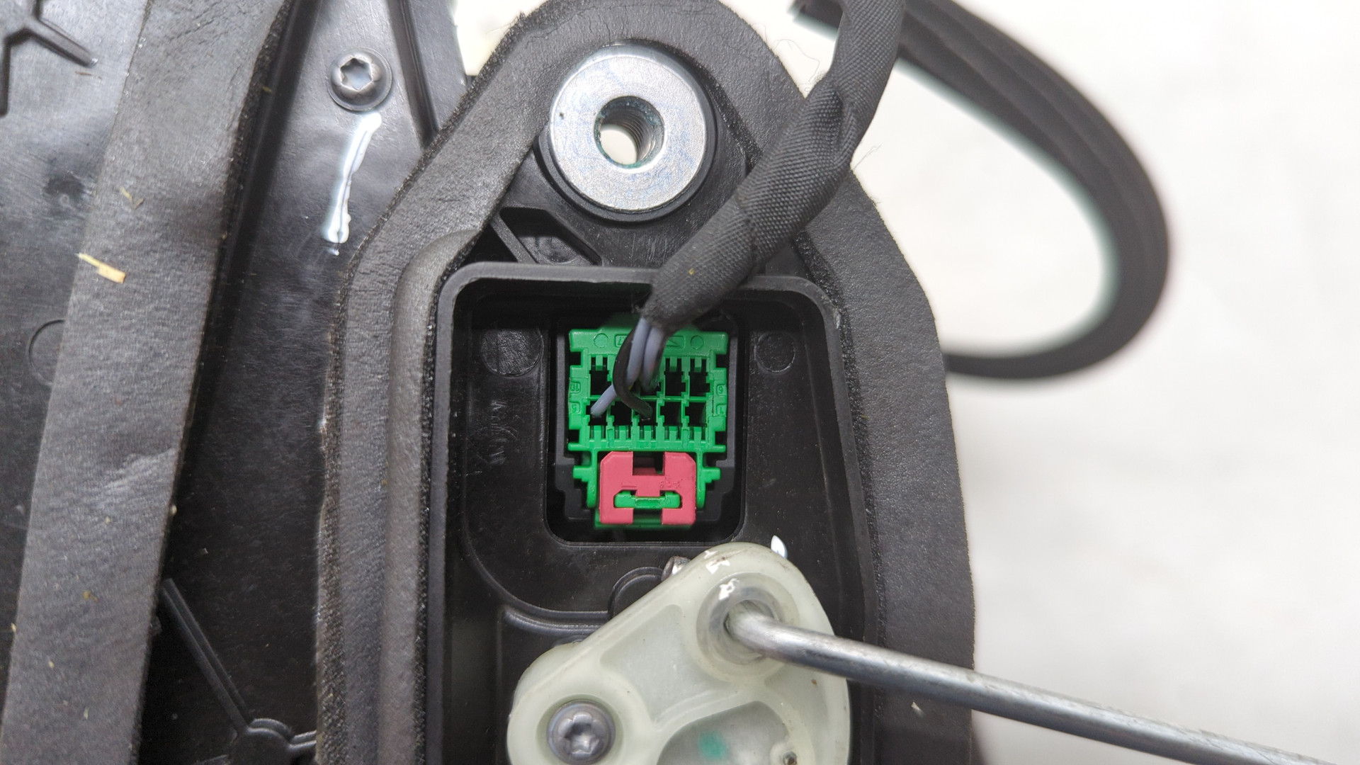 Замок двери передней правой