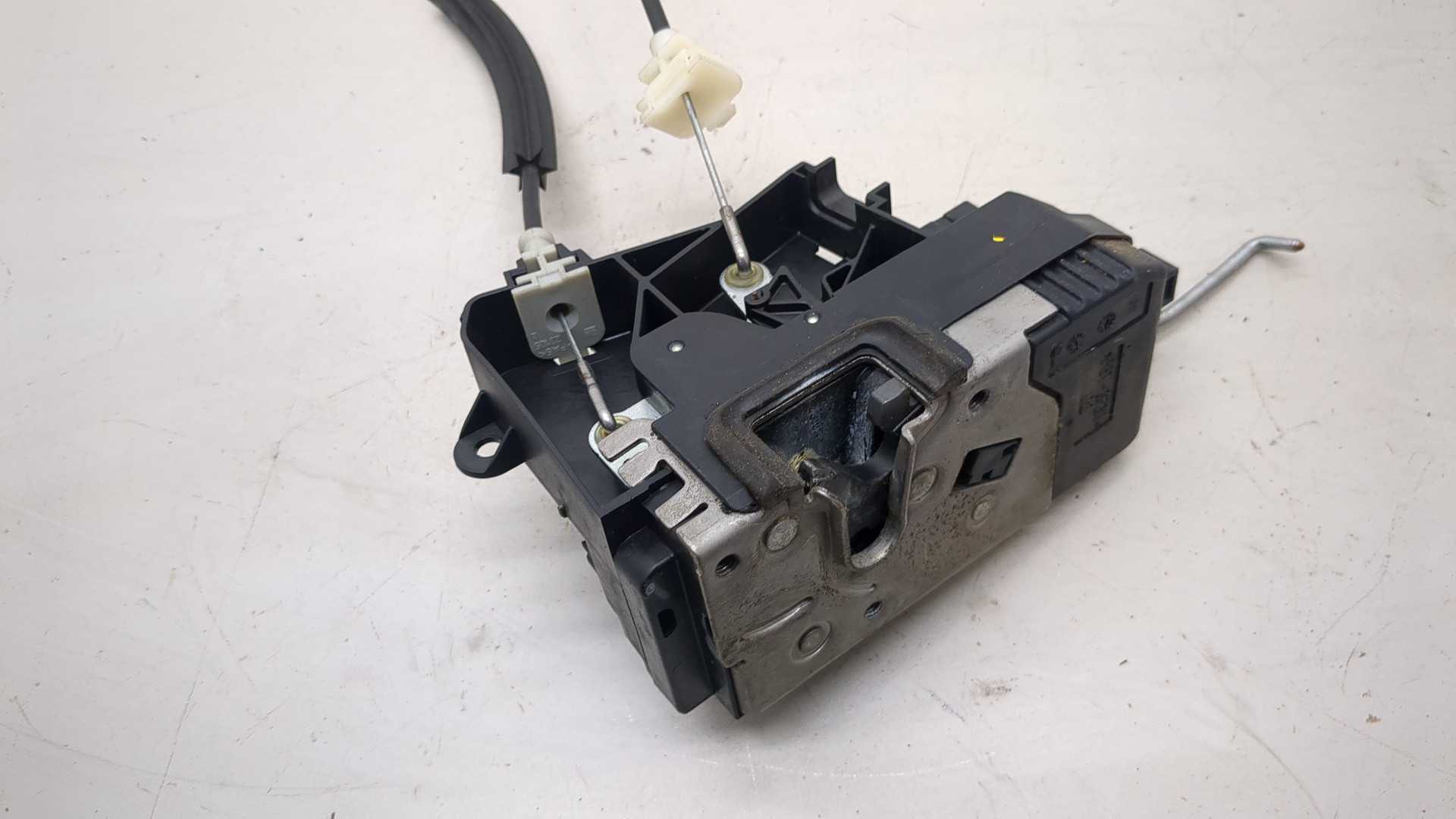 Замок двери передней правой