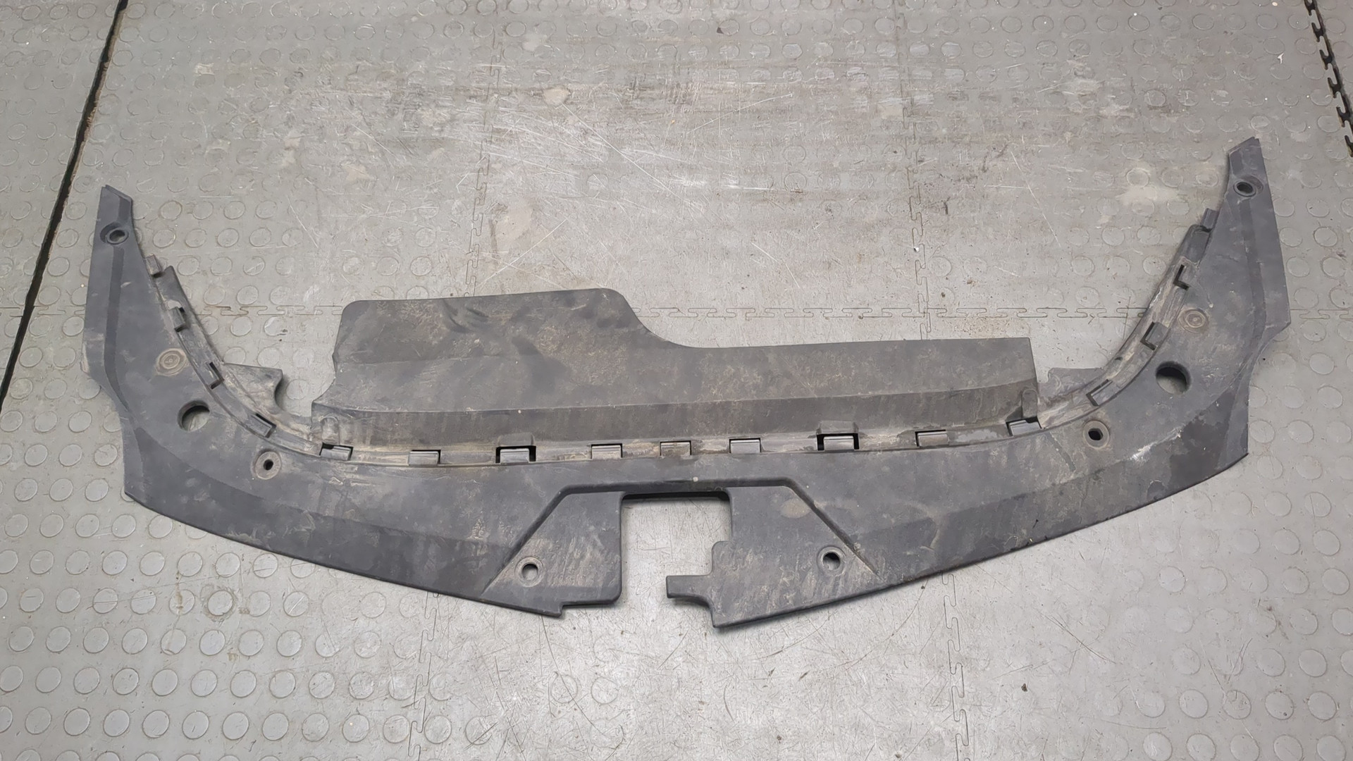 Кожух замка капота