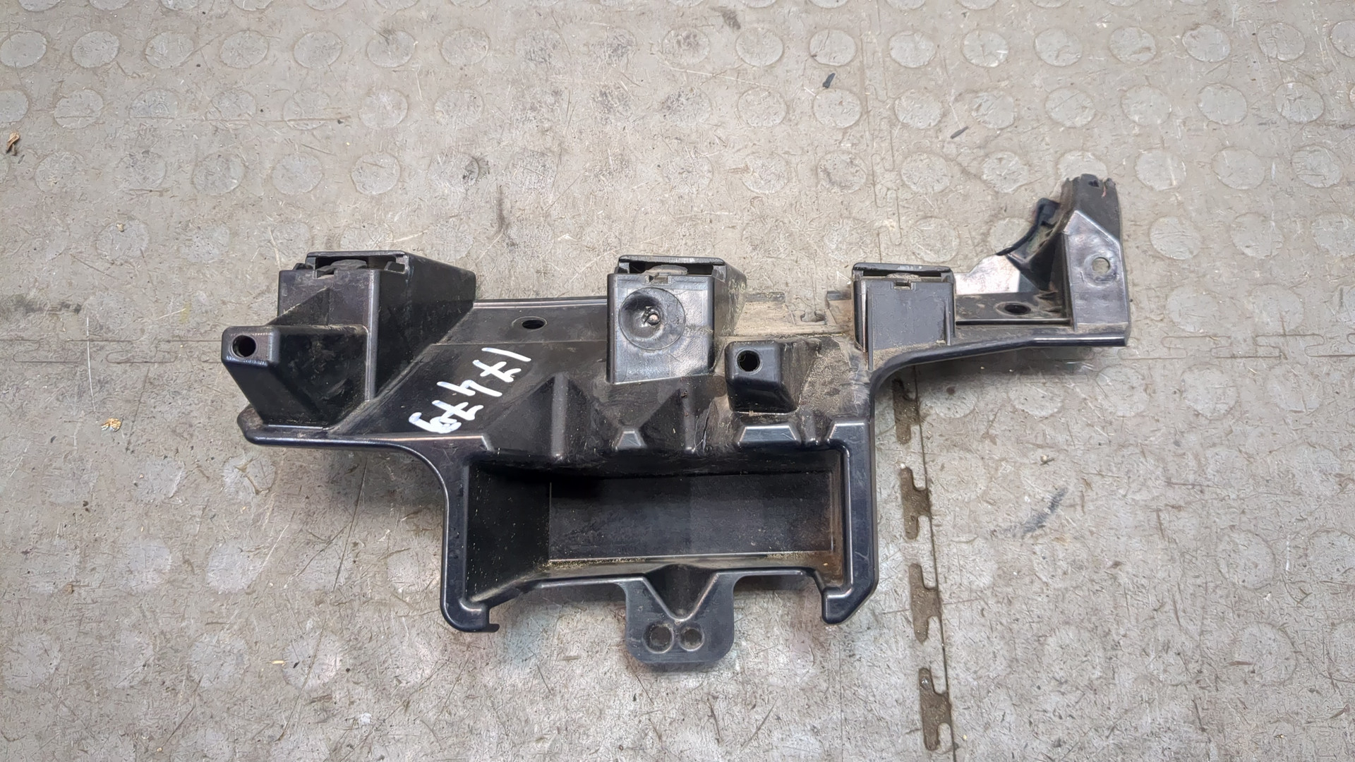 Кронштейн заднего бампера правый