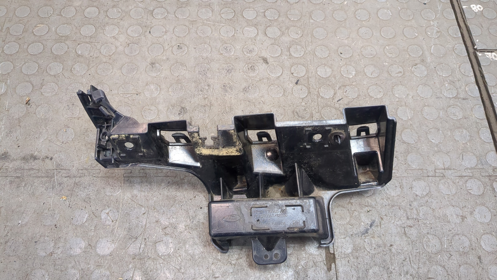 Кронштейн заднего бампера правый