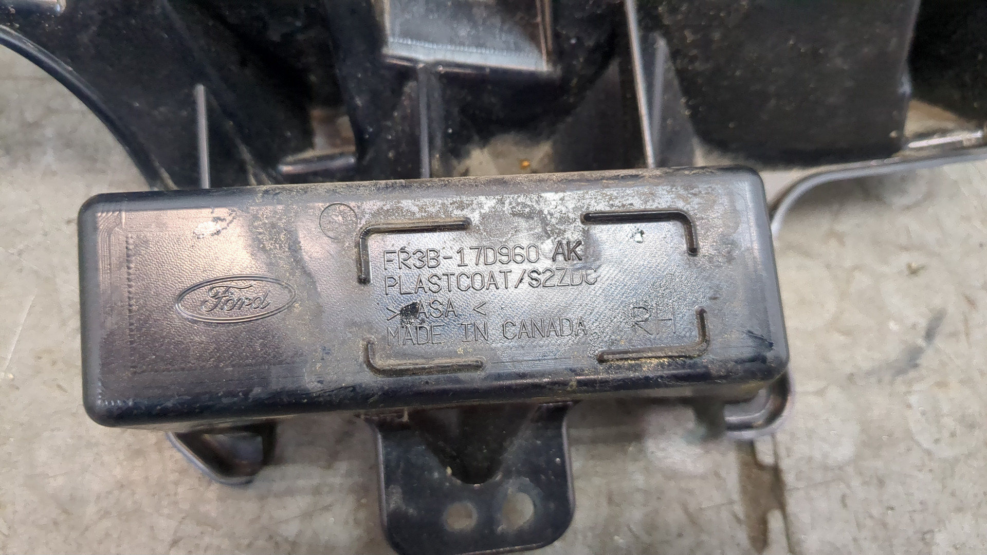 Кронштейн заднего бампера правый