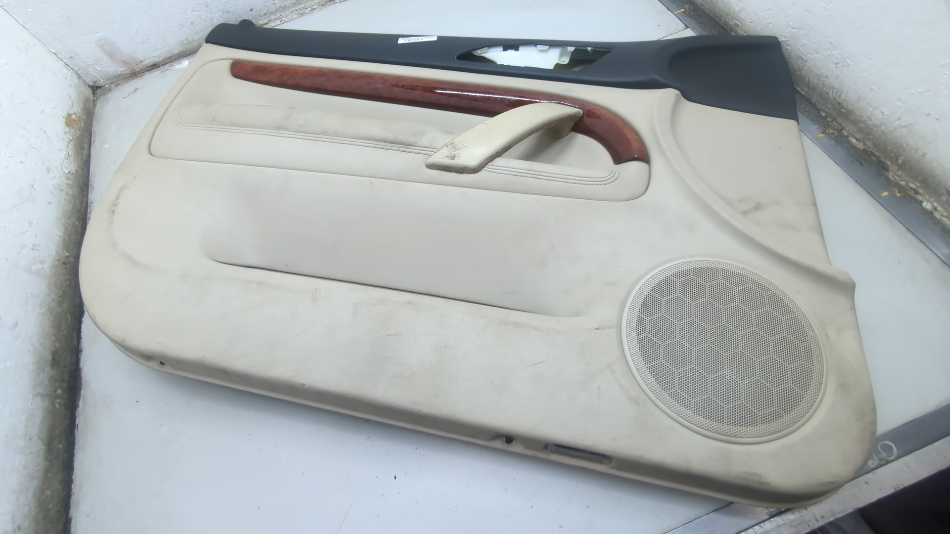 Обшивка двери передней левой