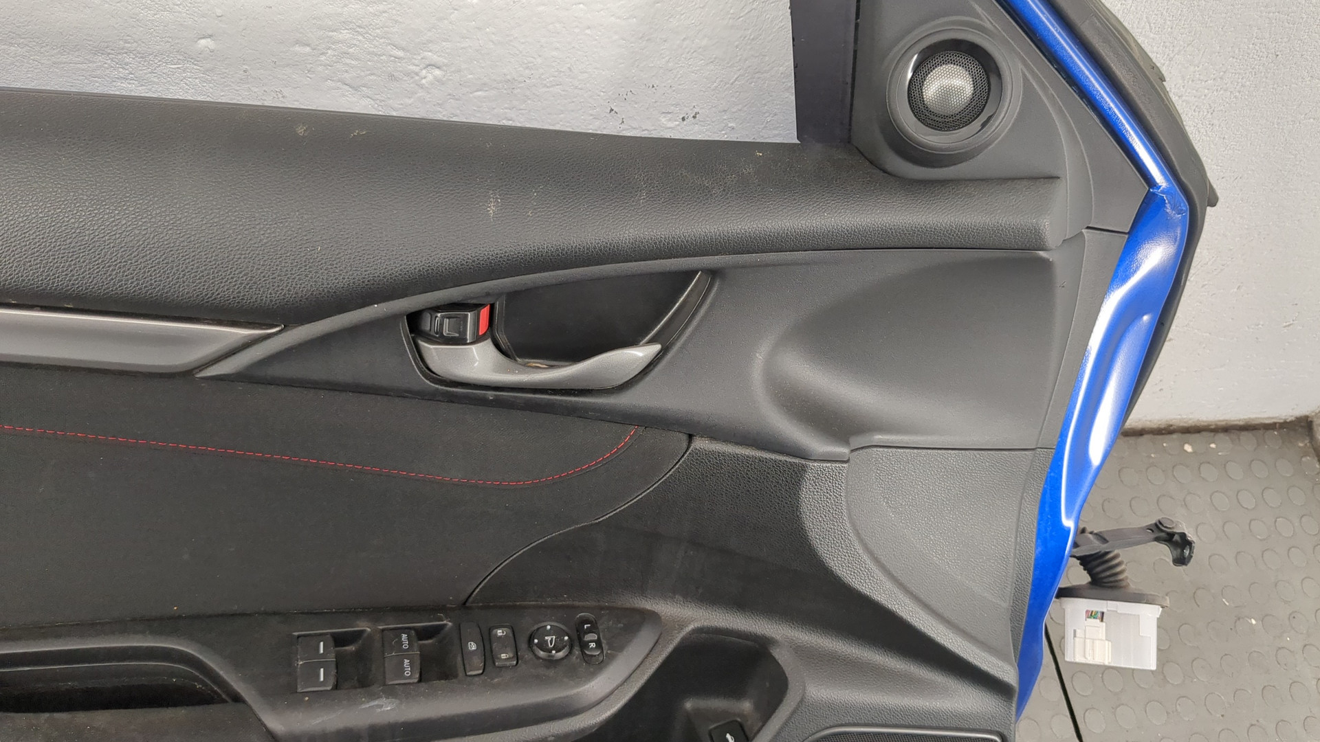 Дверь передняя левая