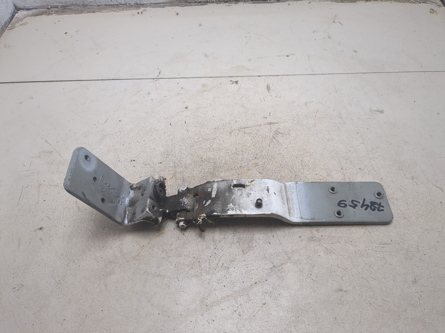 Петля двери