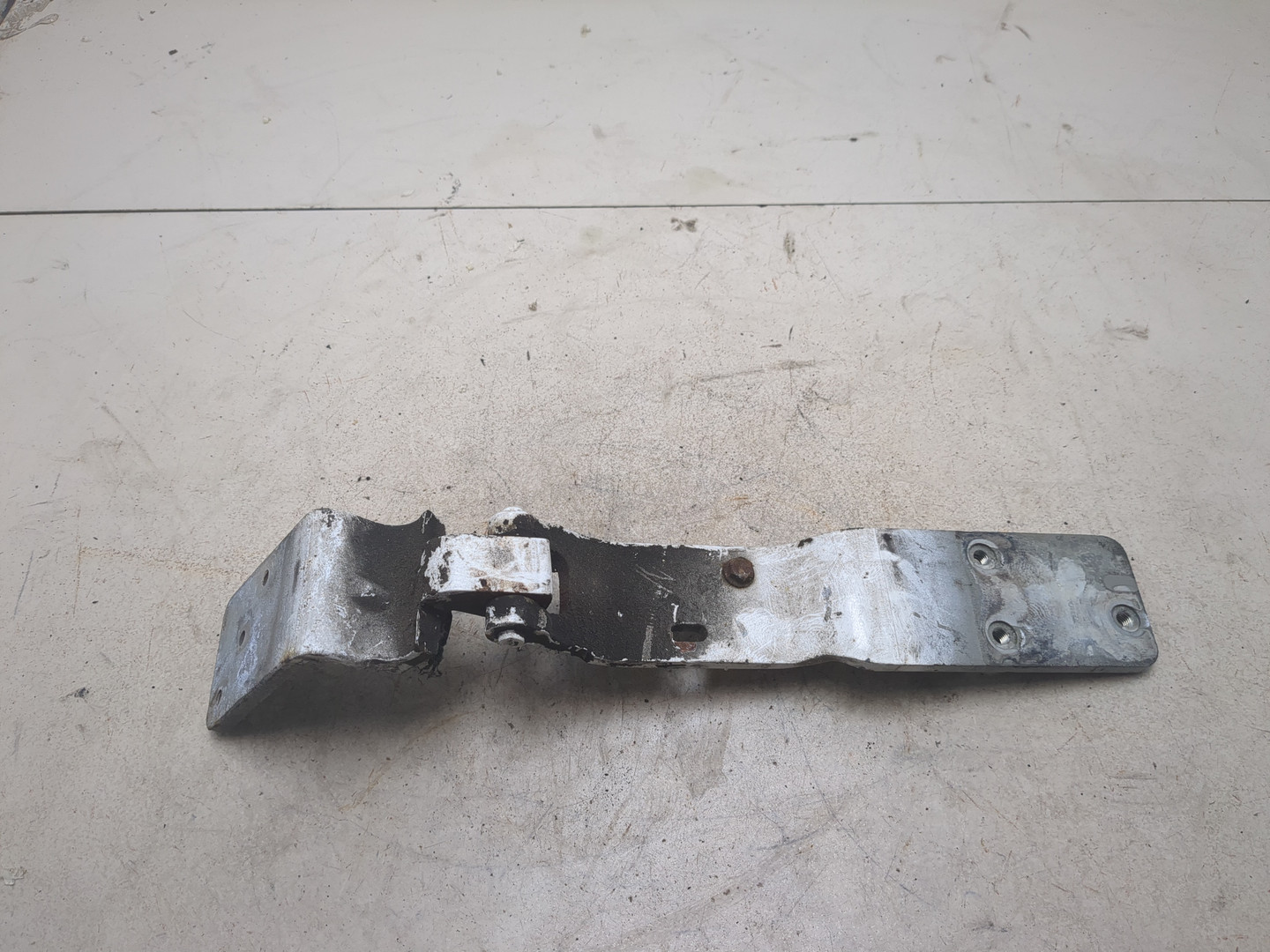 Петля двери