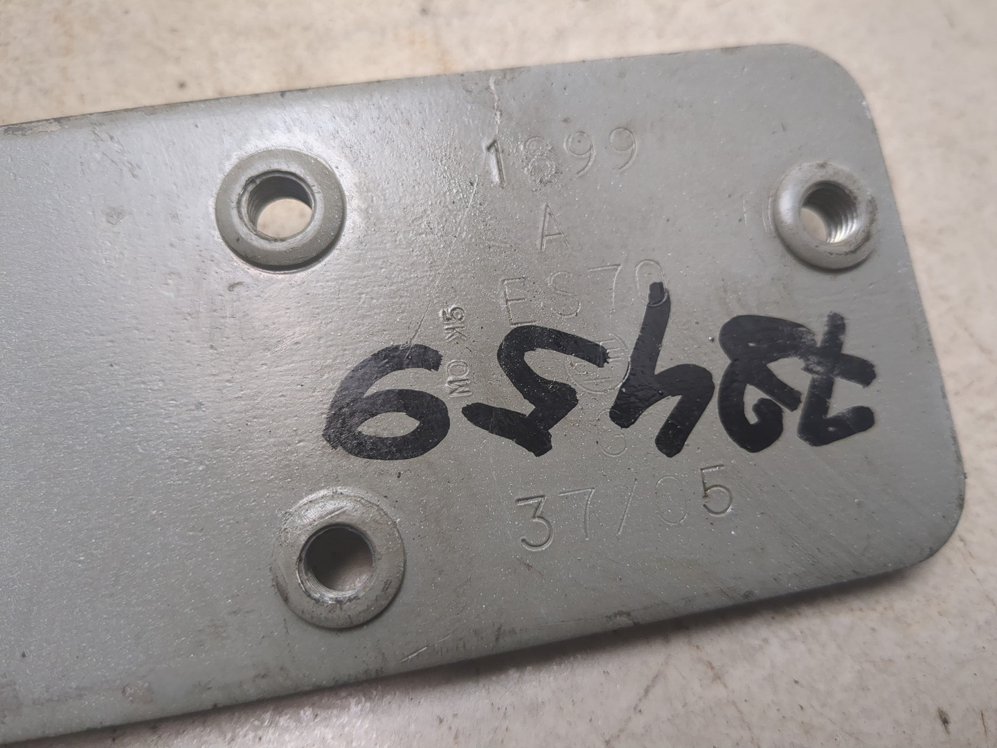 Петля двери