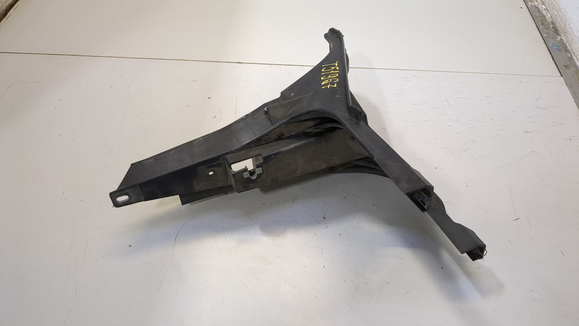 Кронштейн фар правый