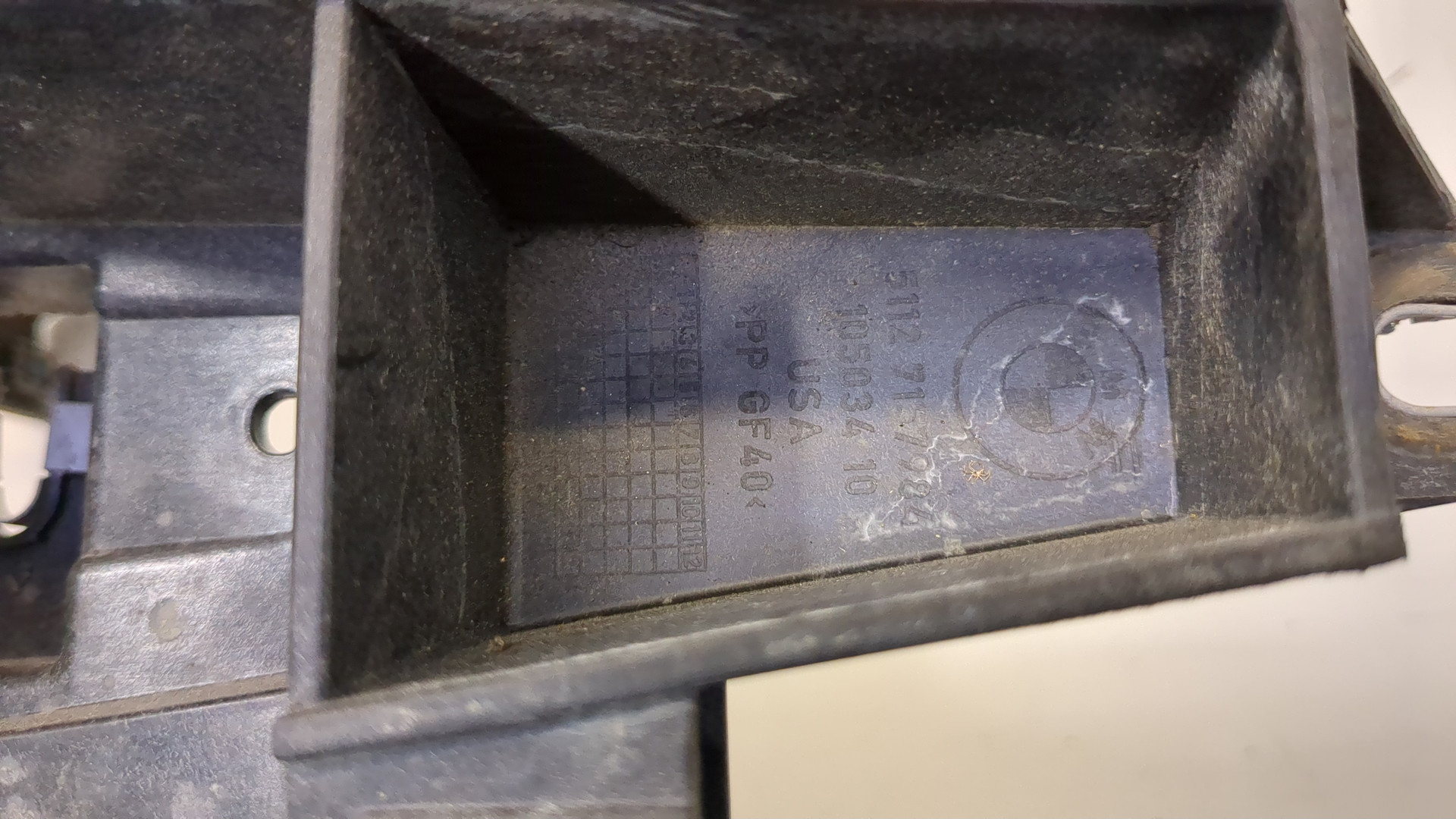 Кронштейн фар правый