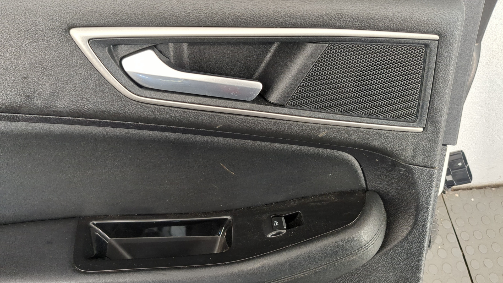 Дверь задняя левая