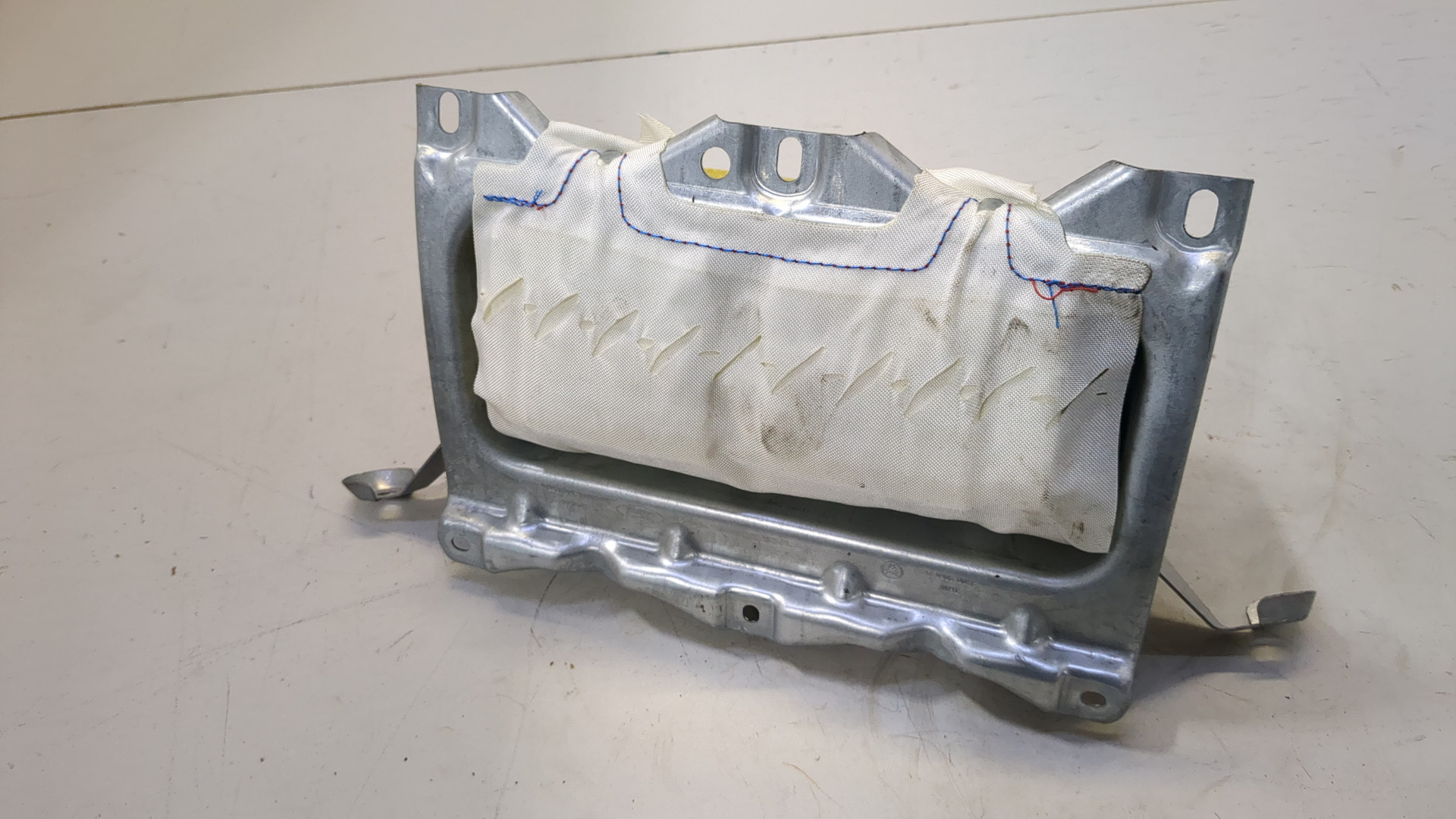 Подушка безопасности пассажирская (в торпедо)