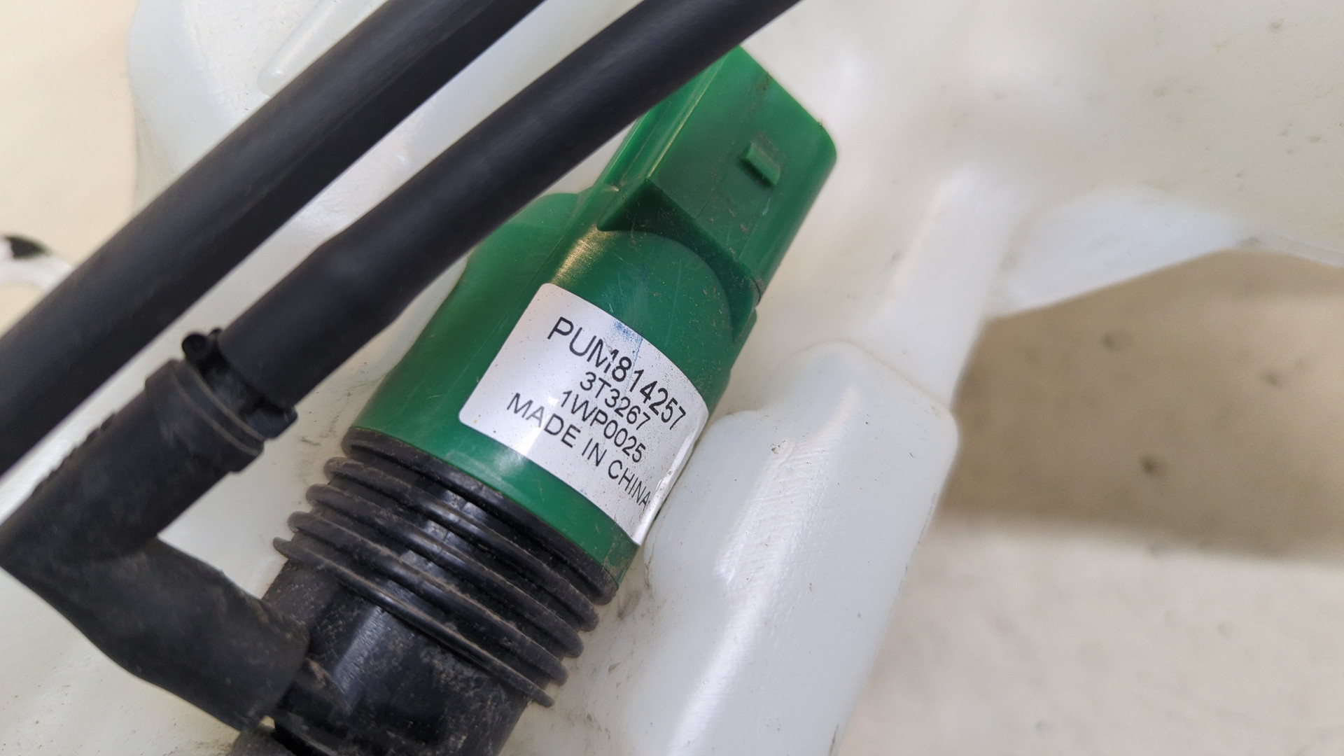 Бачок омывателя лобового стекла