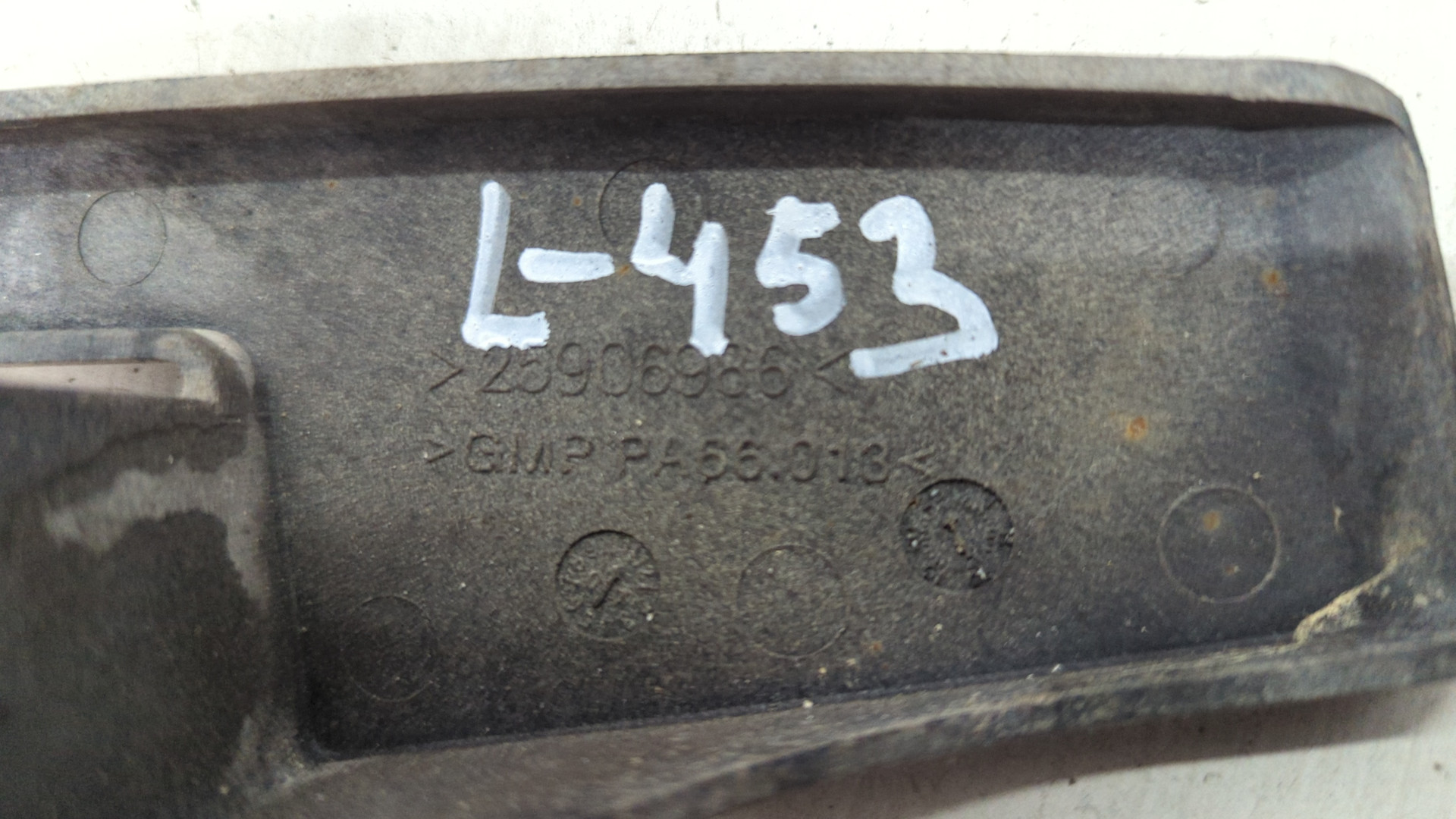 Кронштейн заднего бампера правый