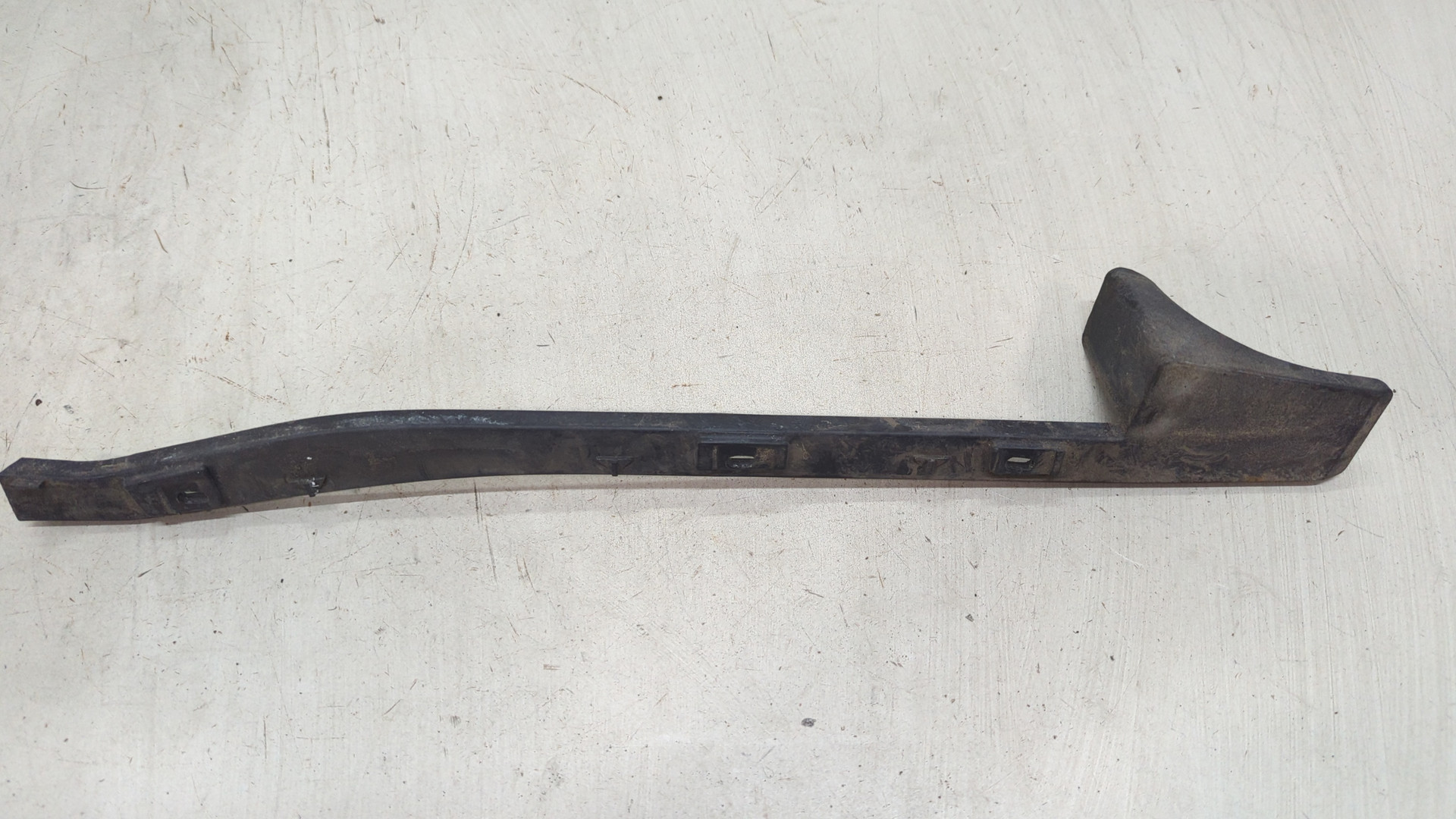 Кронштейн заднего бампера правый