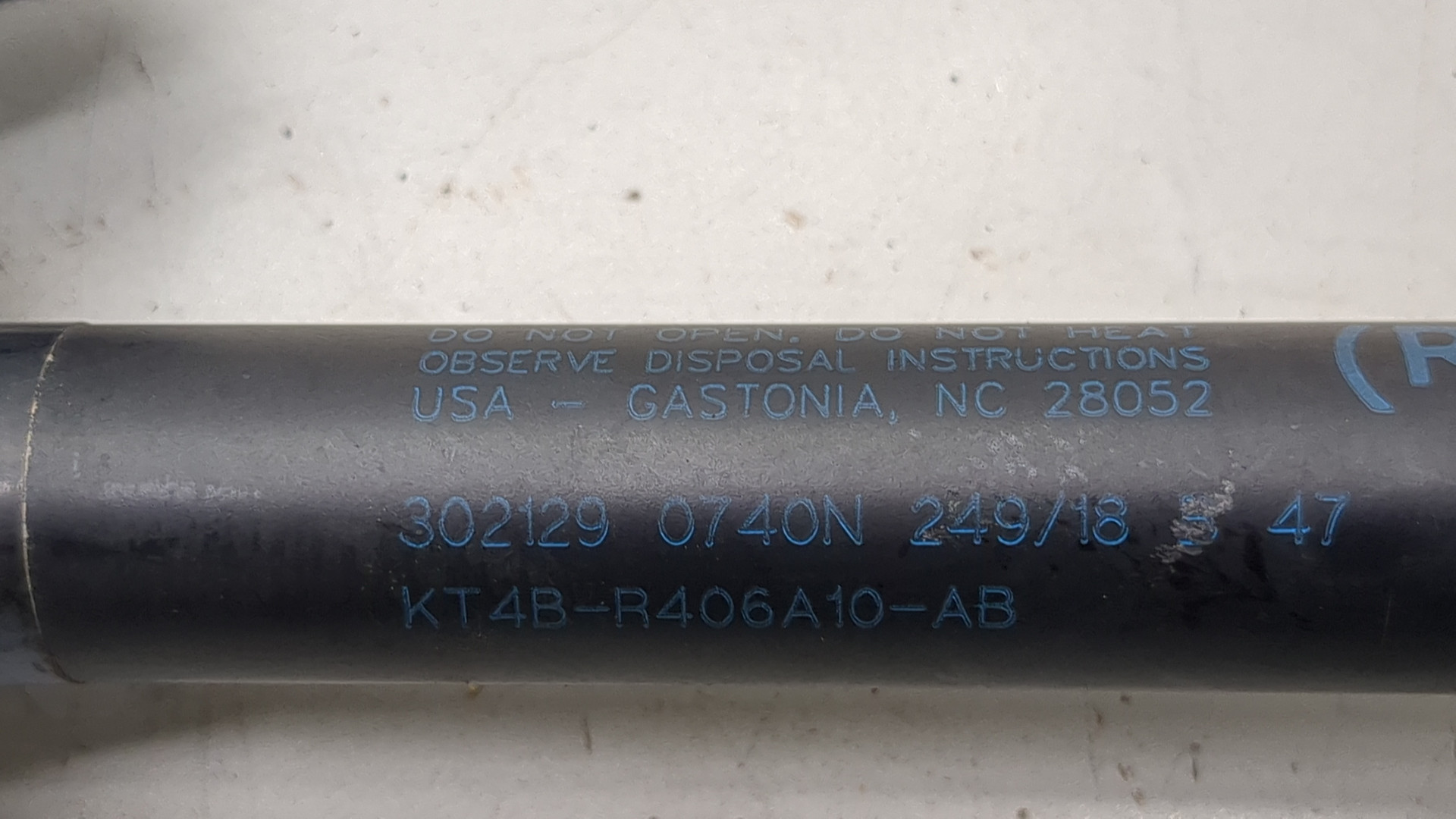 Амортизатор крышки багажника