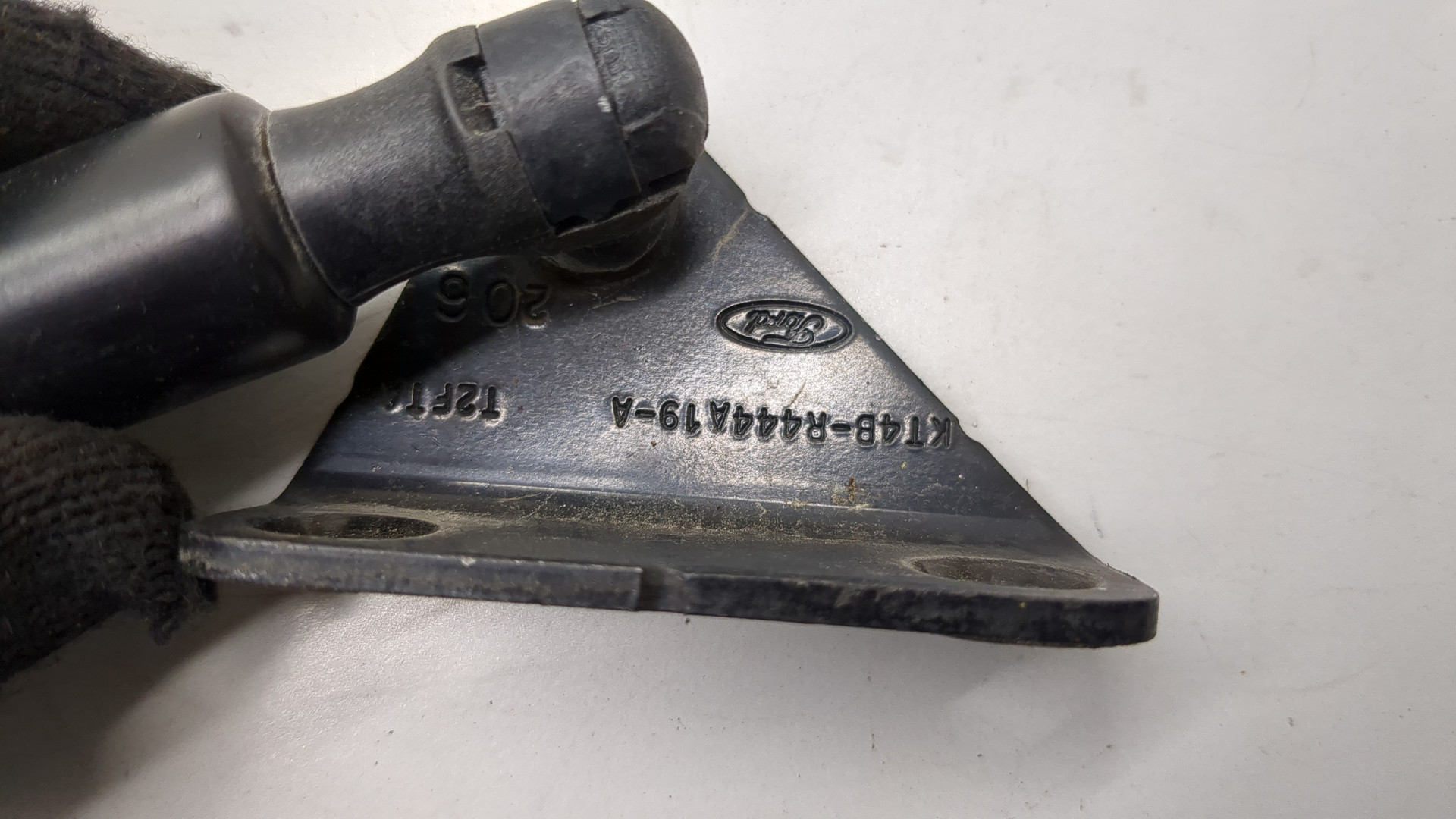 Амортизатор крышки багажника