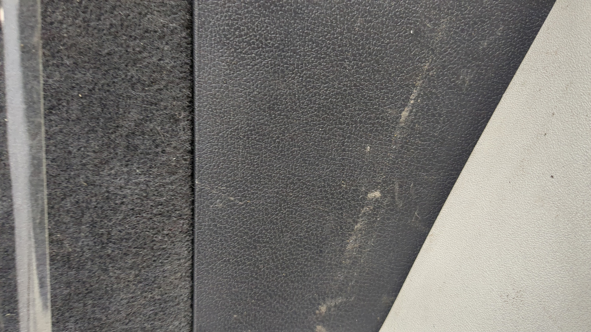 Обшивка двери багажника