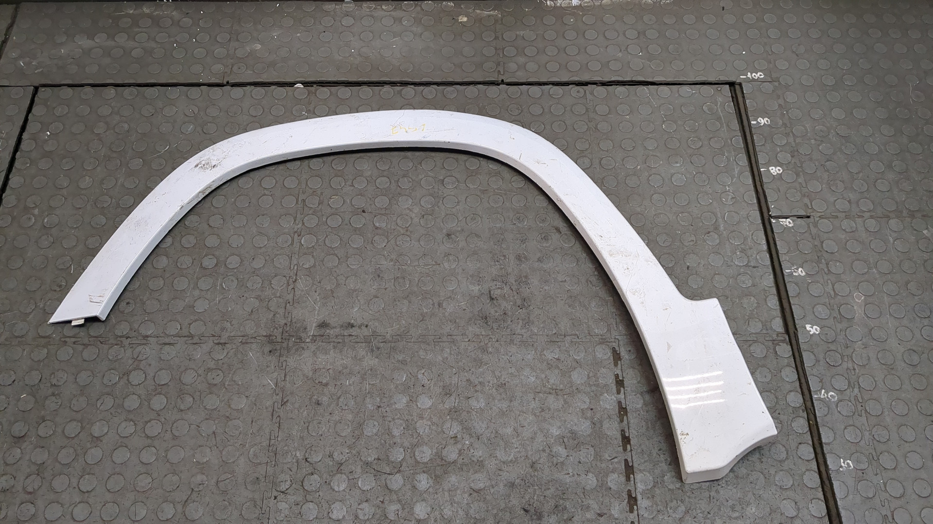 Накладка переднего крыла левого