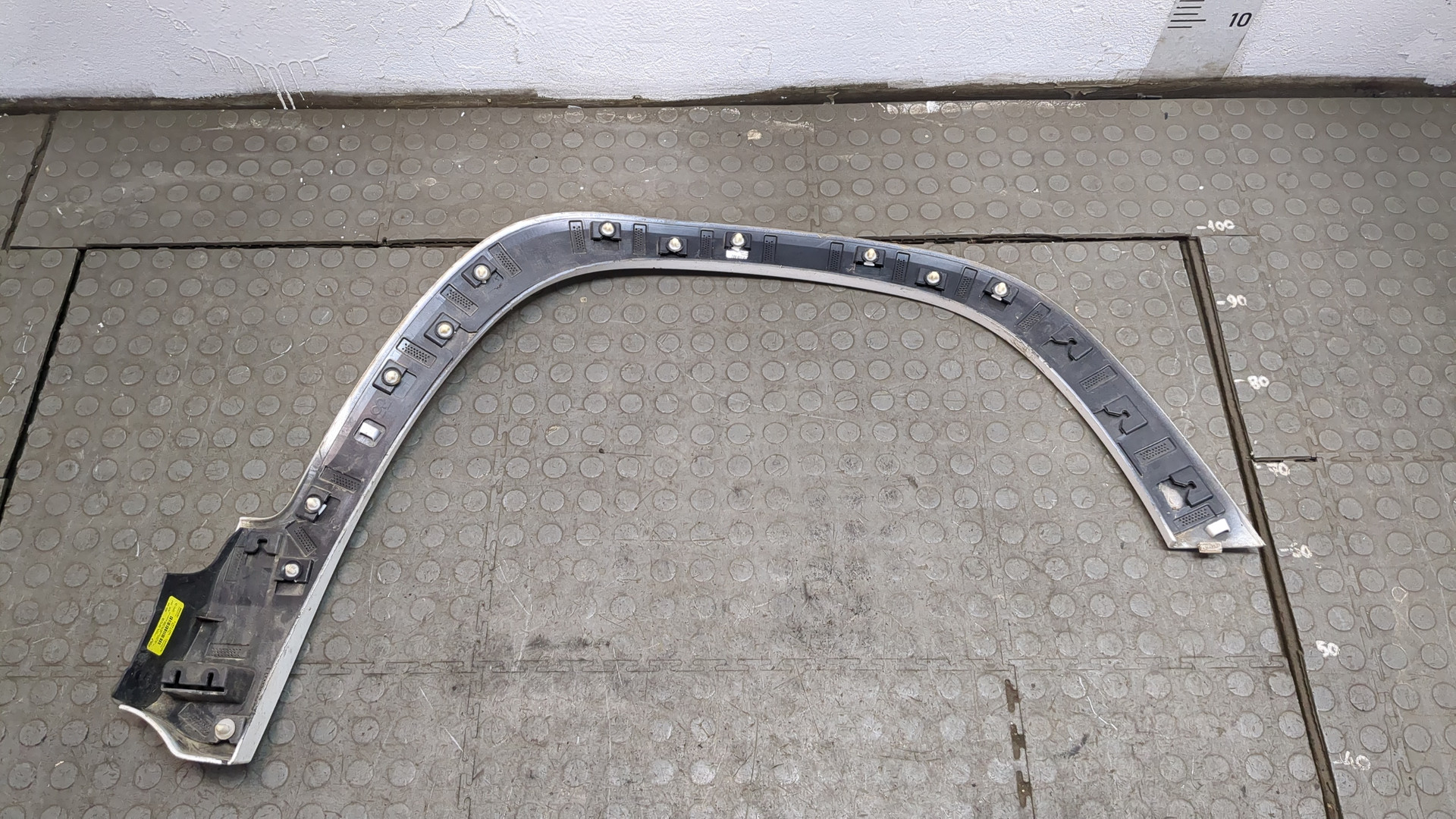 Накладка переднего крыла левого