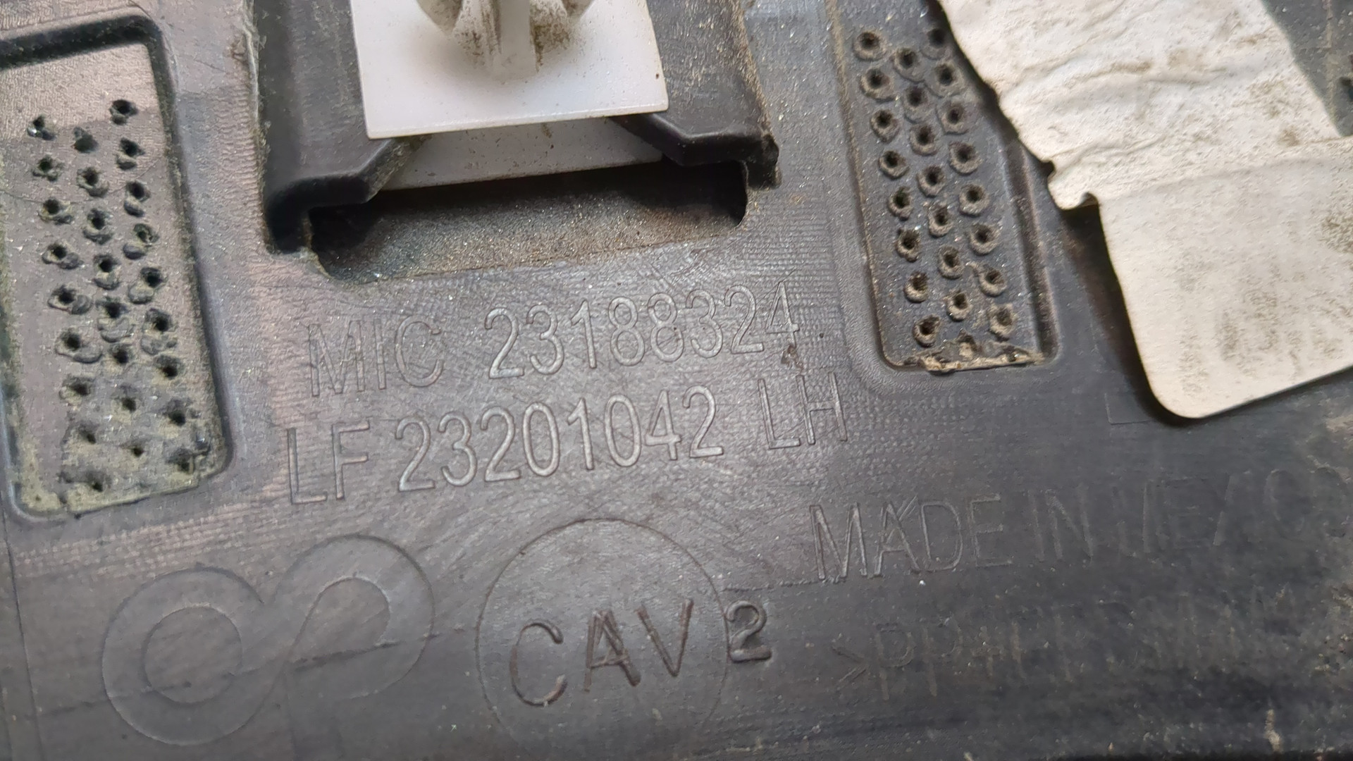 Накладка заднего крыла левого