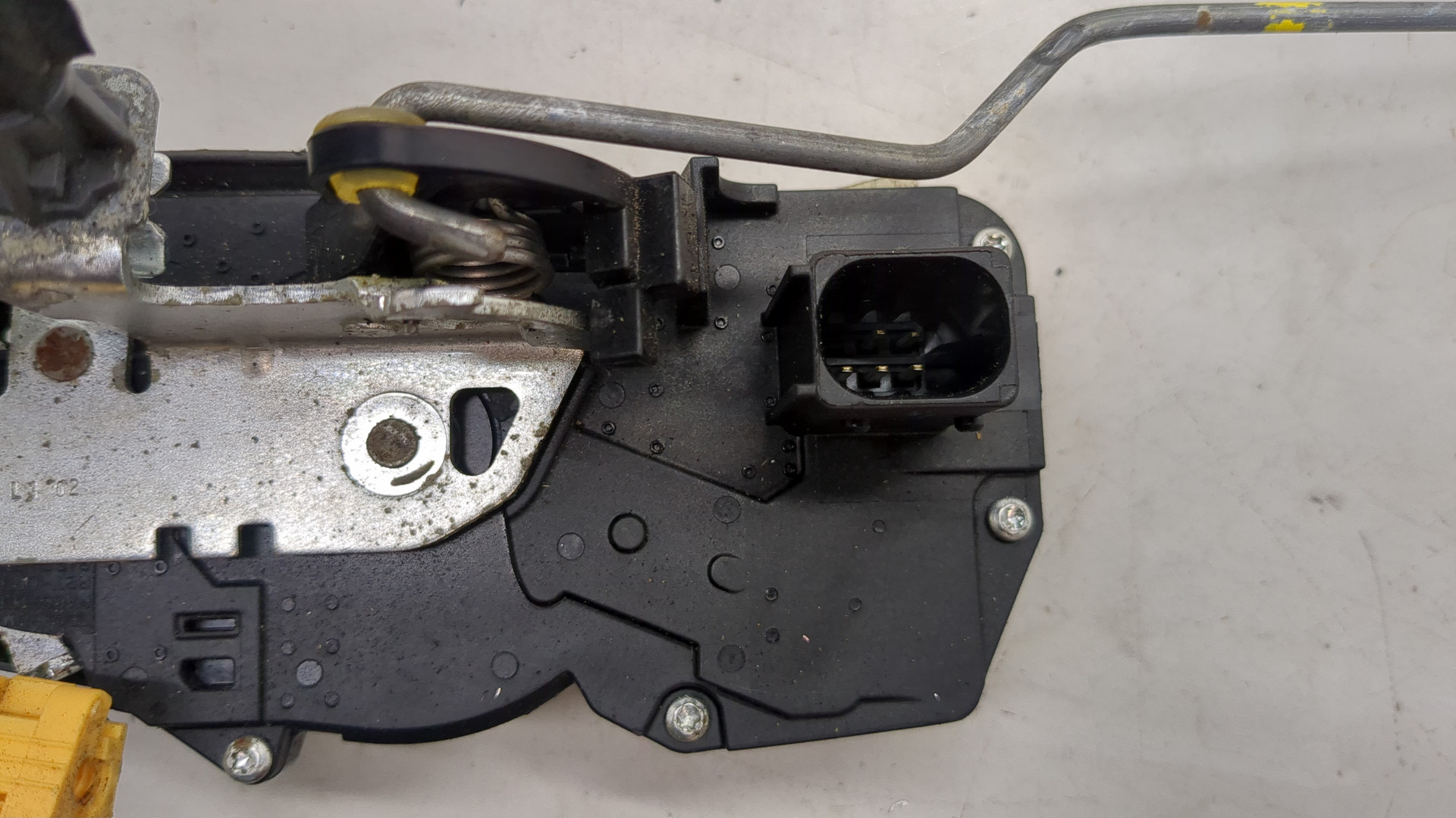 Замок двери задней левой