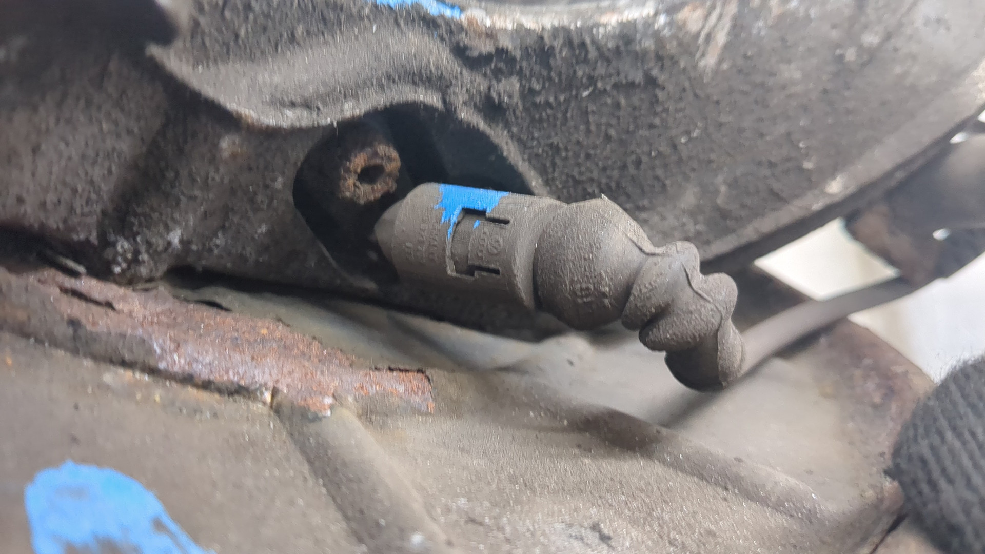 Кулак поворотный передний правый