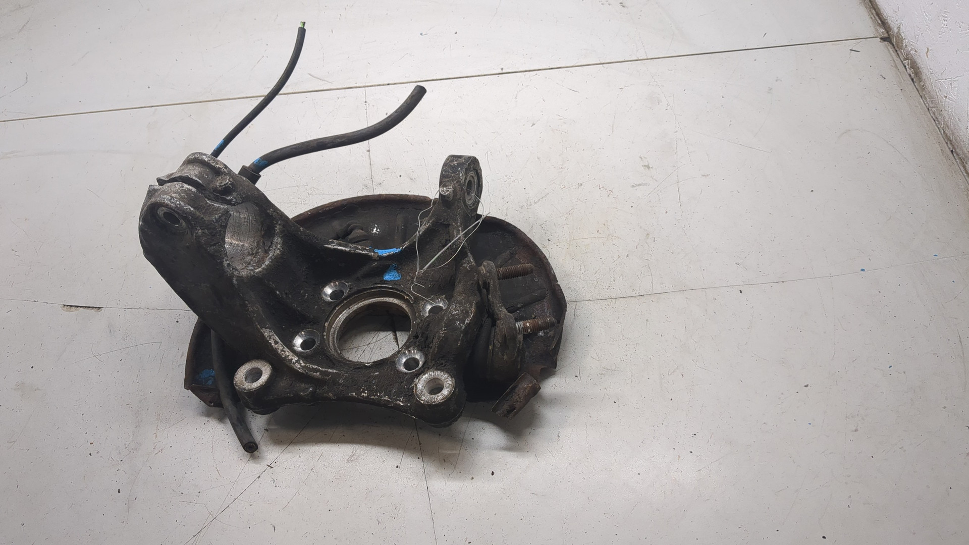 Кулак поворотный передний правый