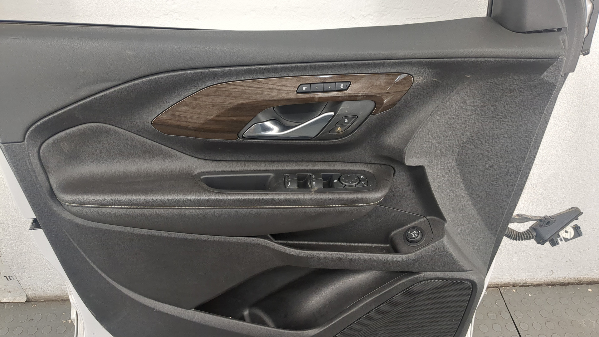 Дверь передняя левая