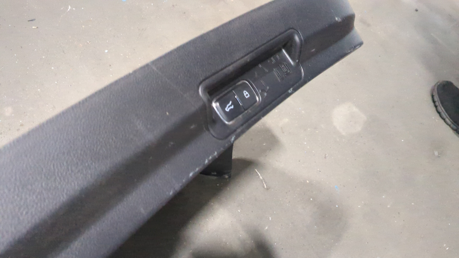 Обшивка двери багажника