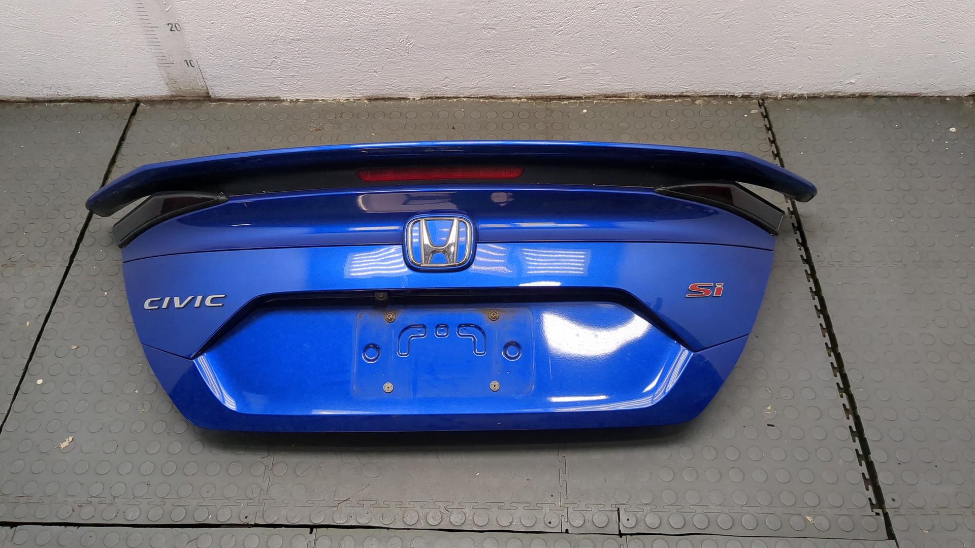 Дверь багажника