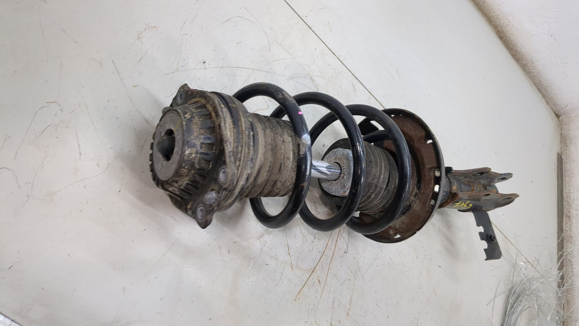 Амортизатор передний левый