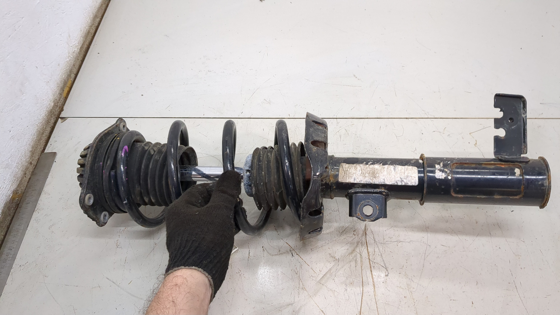 Амортизатор передний левый