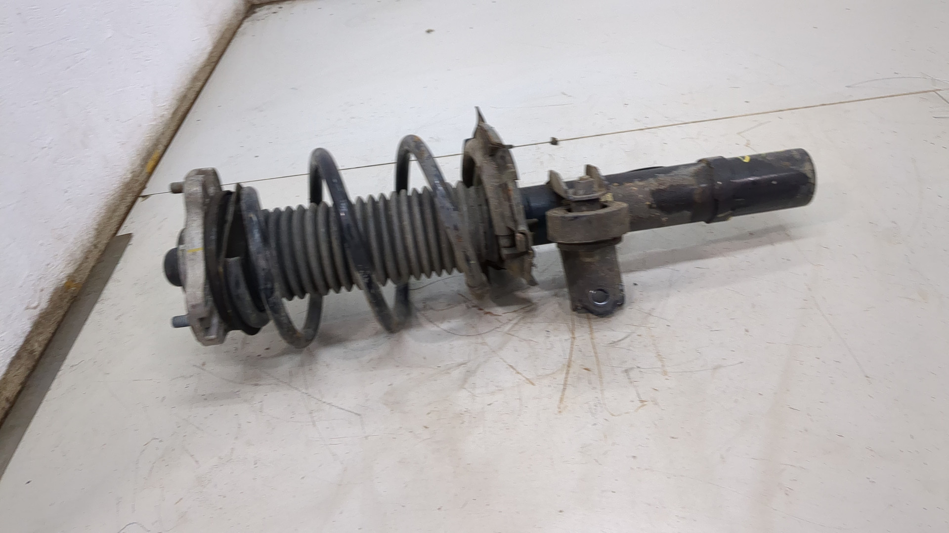 Амортизатор передний правый