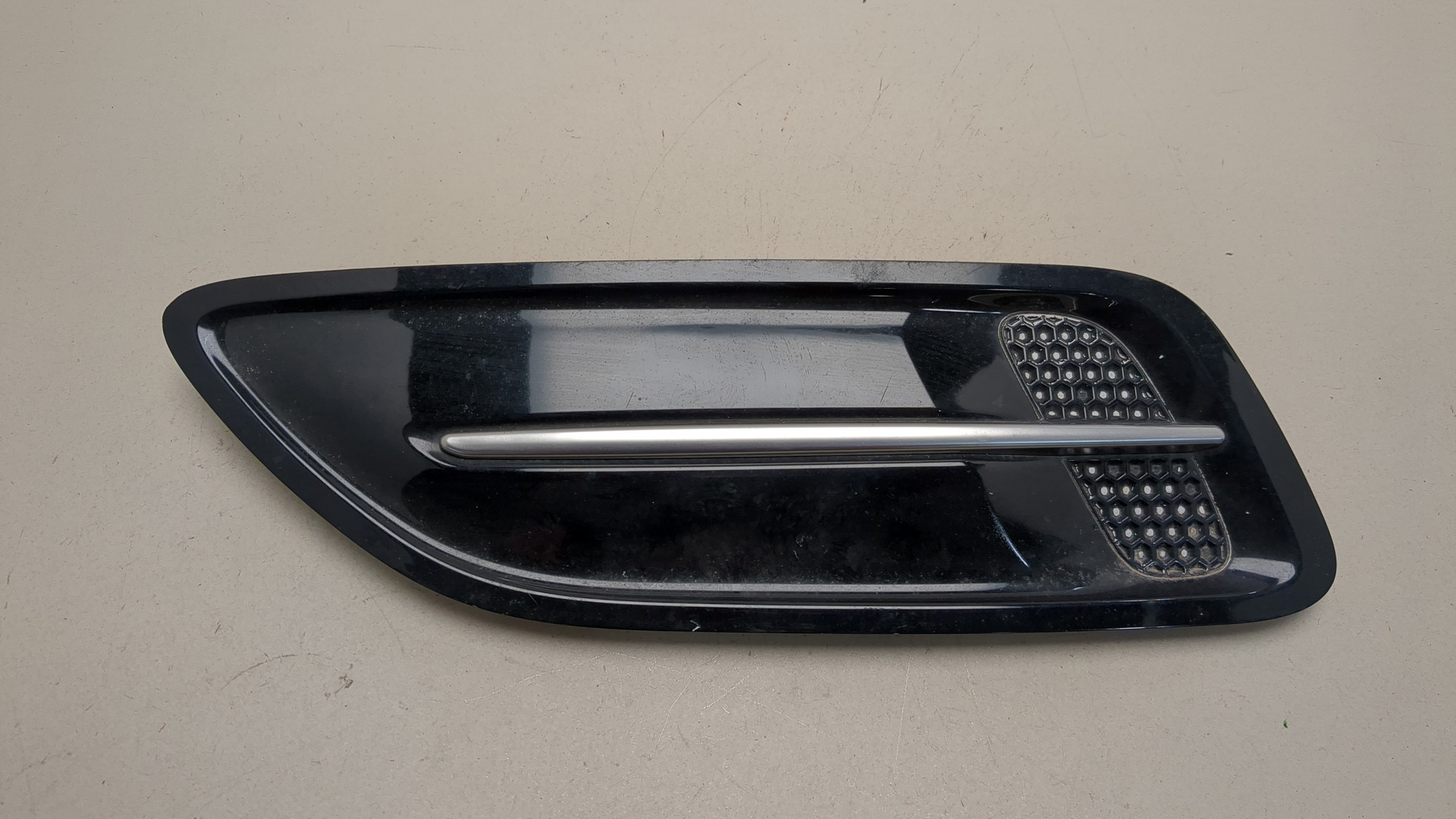 Молдинг капота