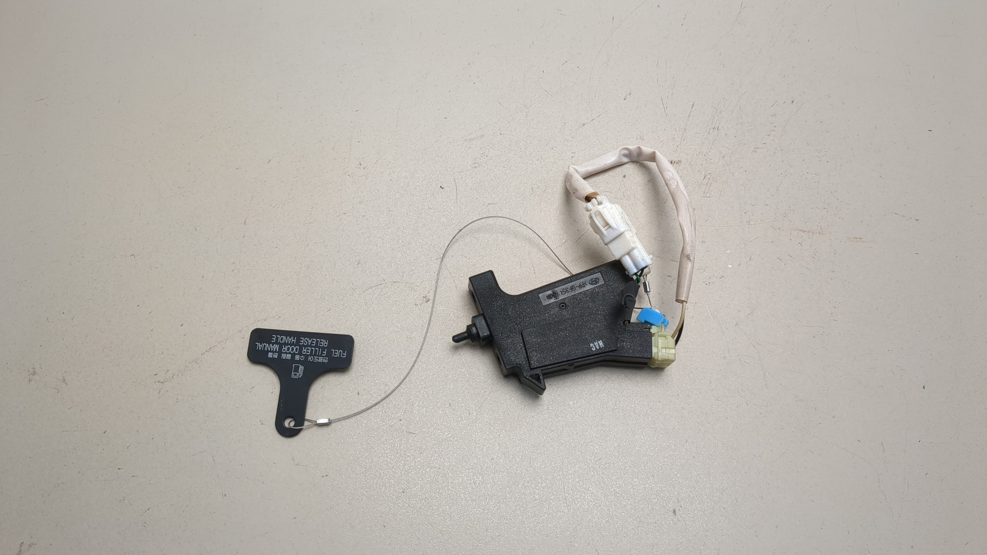 Активатор замка крышки бензобака