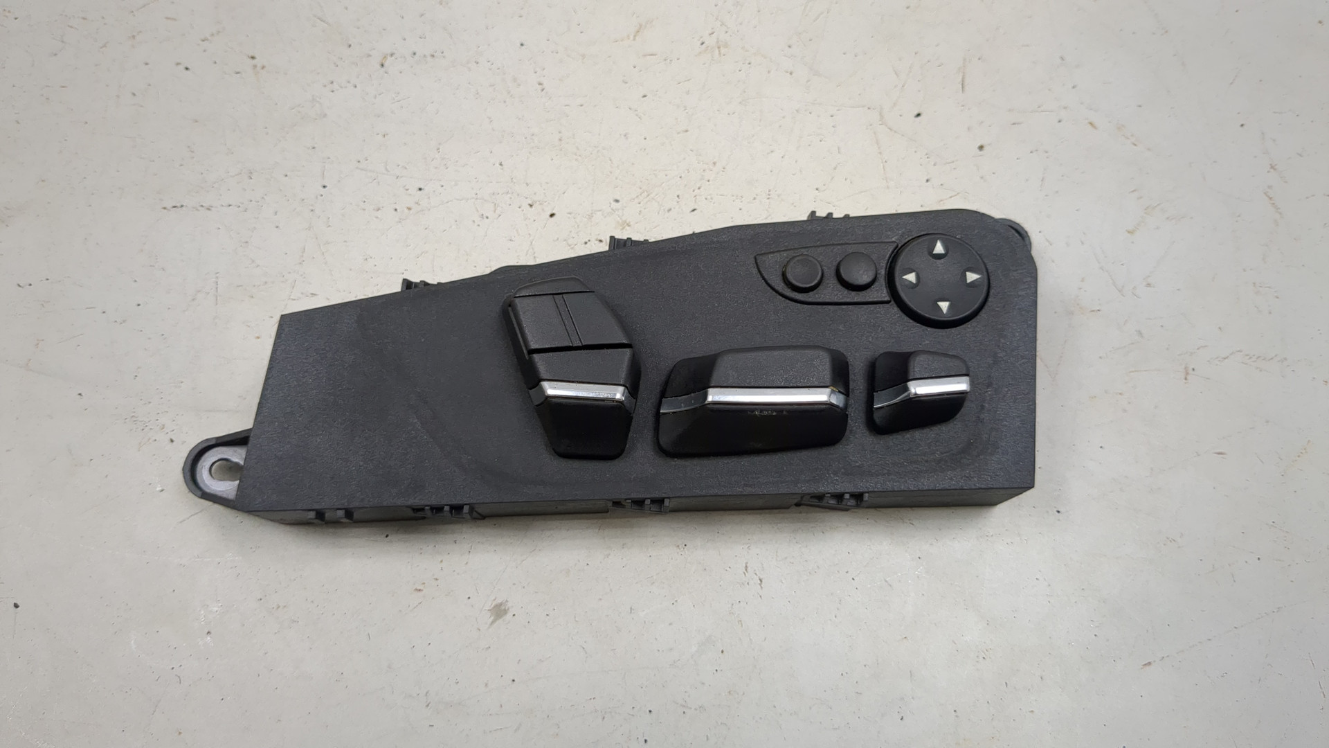 Кнопка регулировки сидения