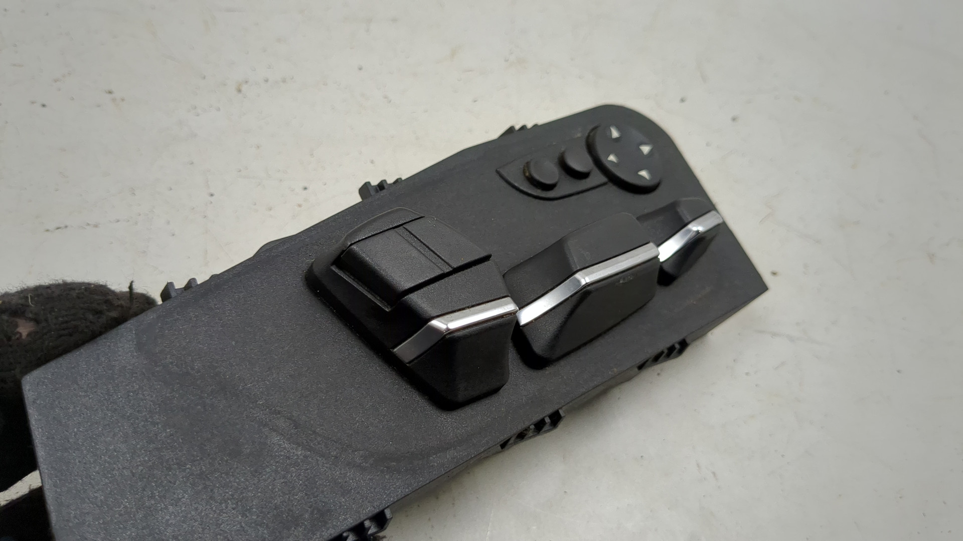 Кнопка регулировки сидения