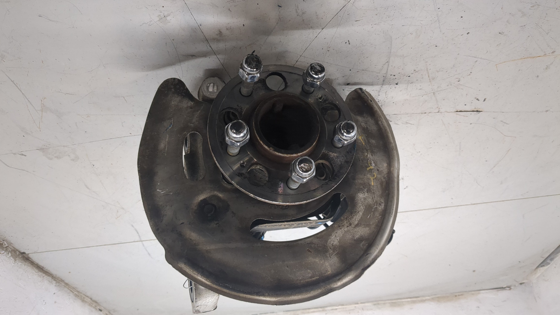 Кулак поворотный передний правый