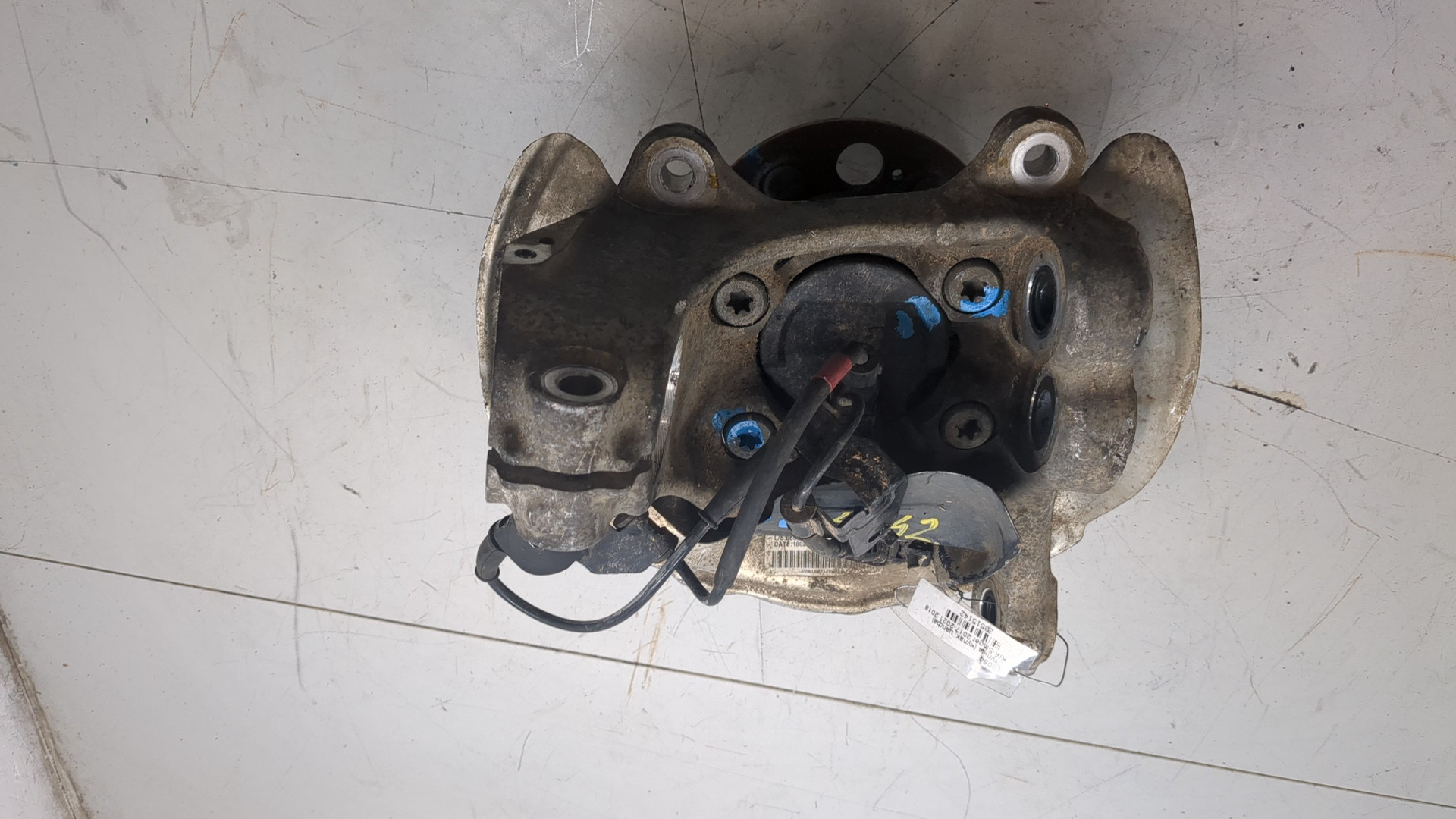 Кулак поворотный передний правый