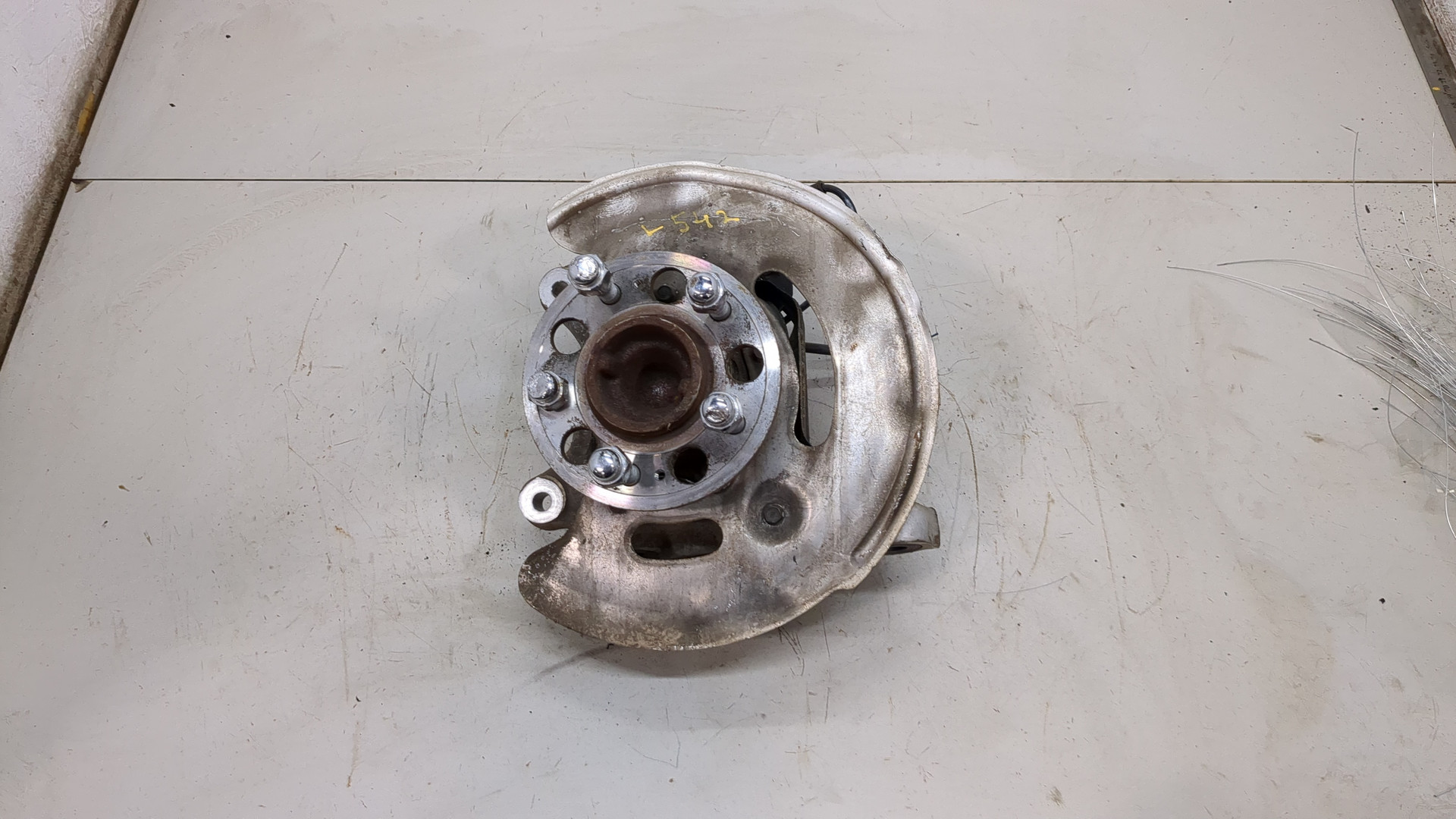 Кулак поворотный передний правый