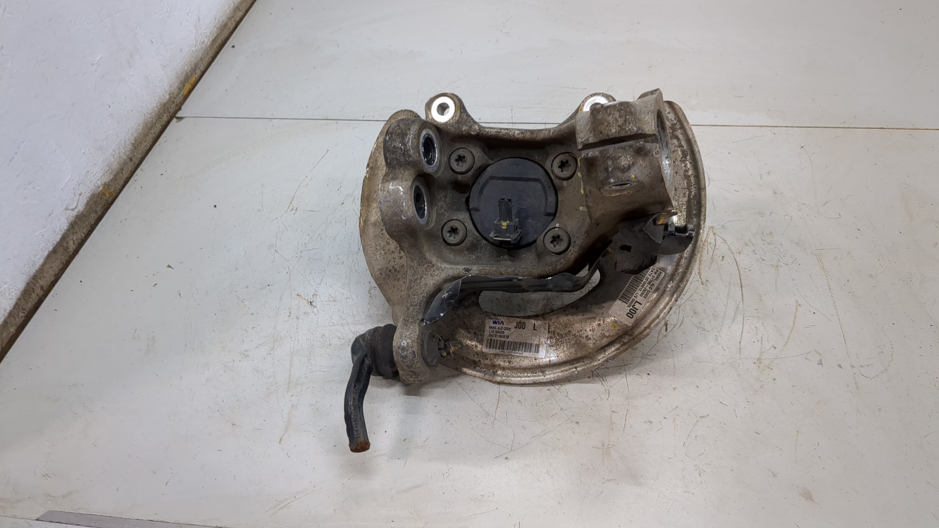 Кулак поворотный передний левый