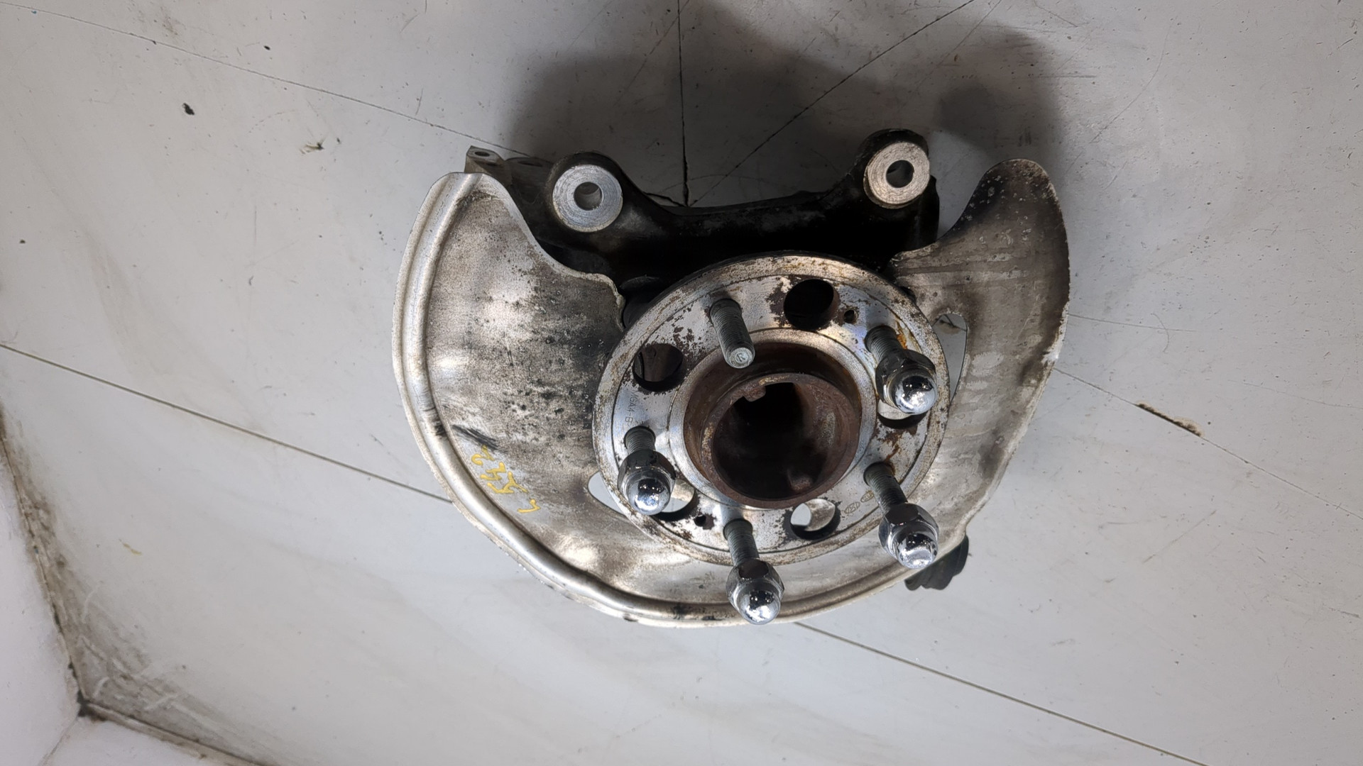 Кулак поворотный передний левый