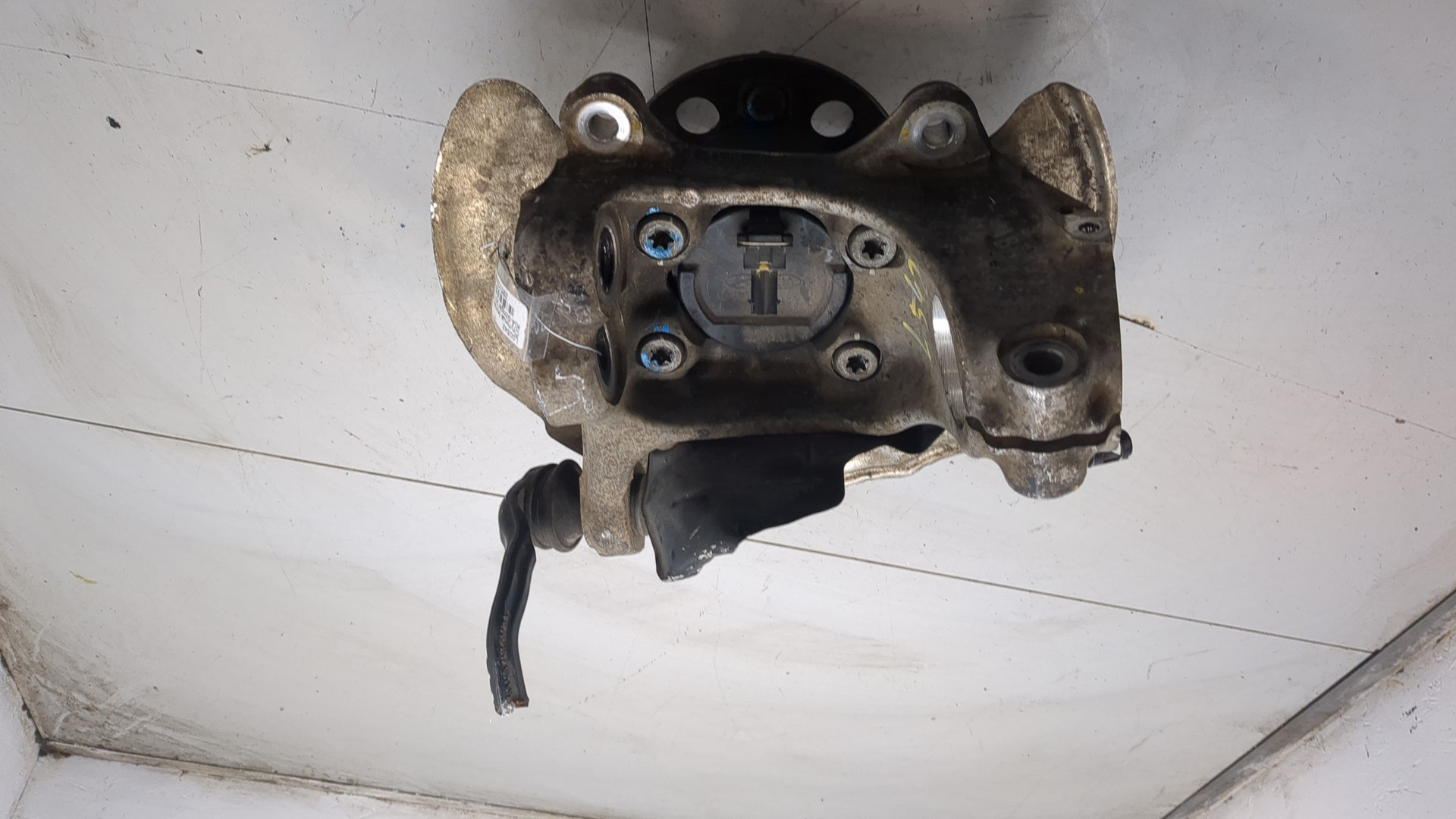 Кулак поворотный передний левый